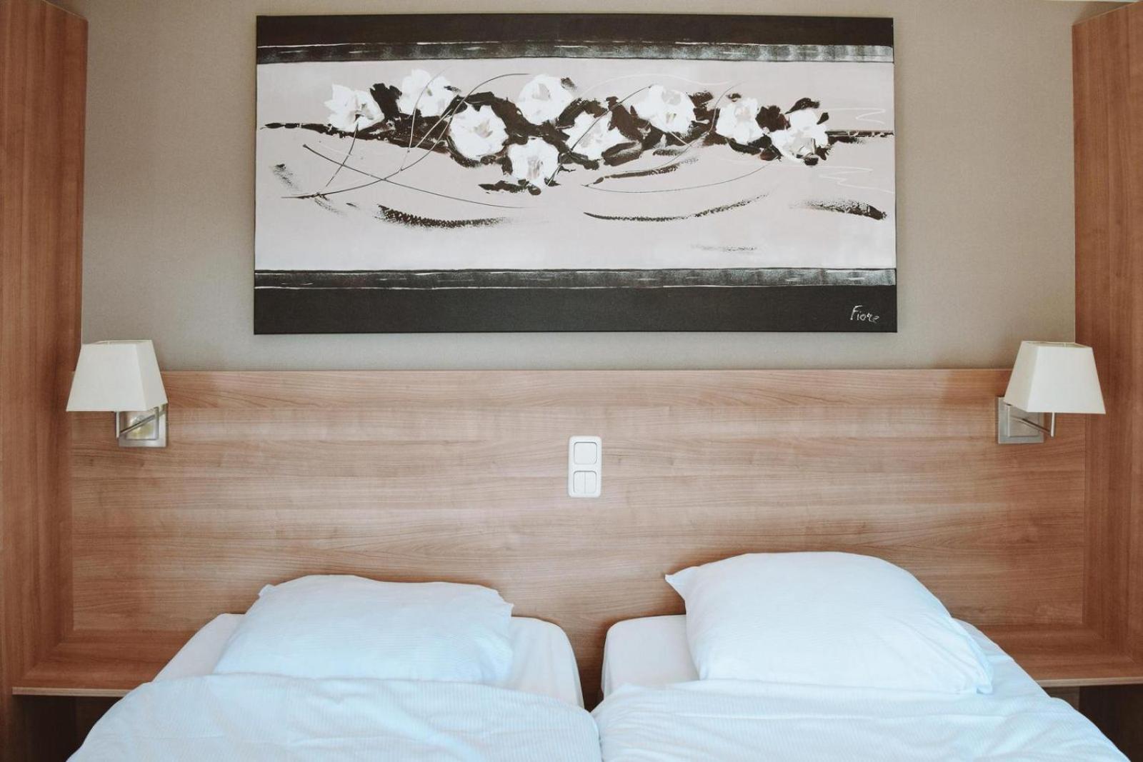 Twin Room with Private Bathroom - Photo 1