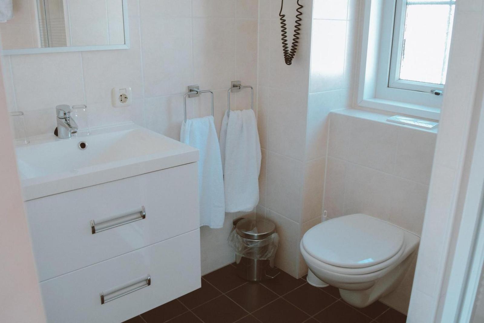 Twin Room with Private Bathroom - Photo 11