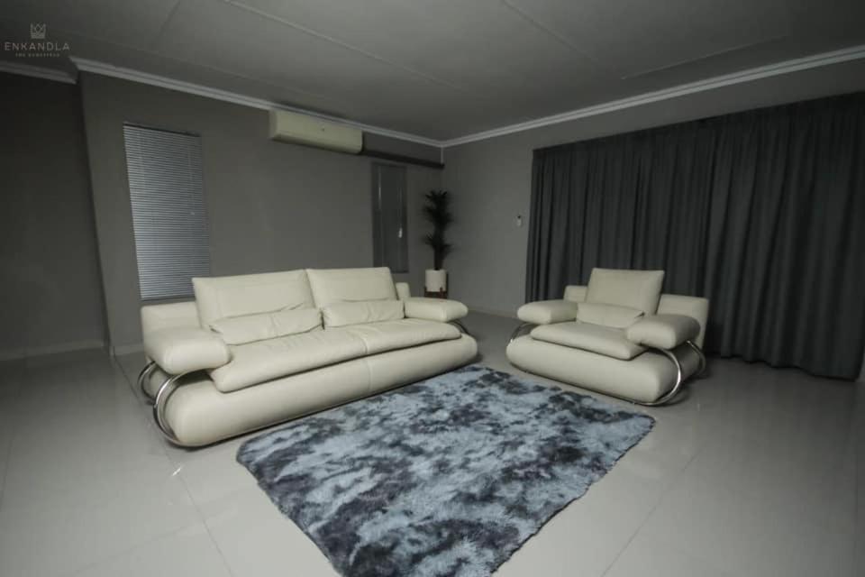 Deluxe King Suite photo 1