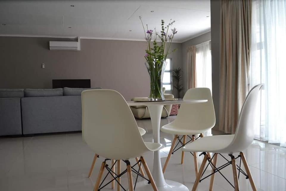 Deluxe King Suite photo 3