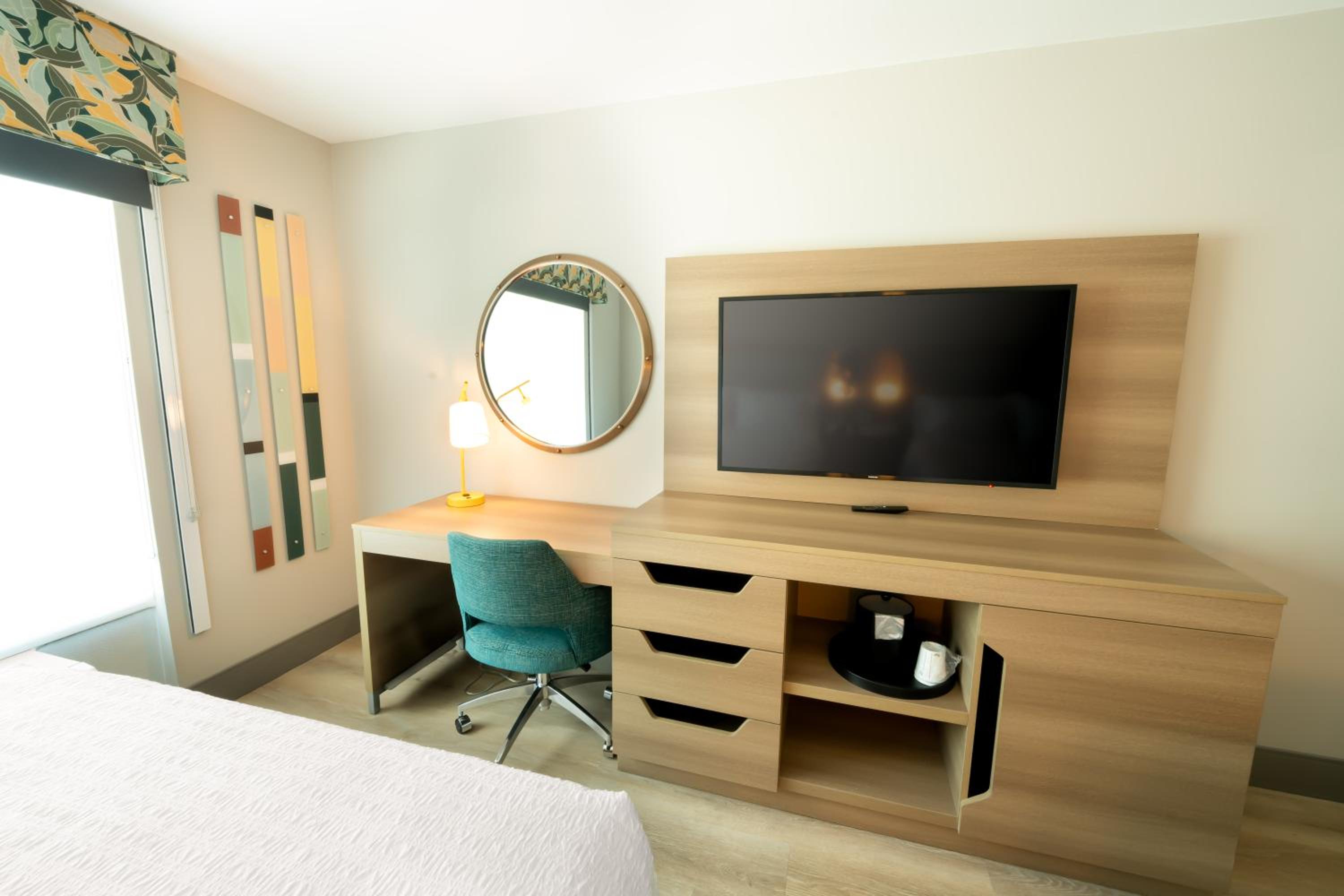 Queen Room with Two Queen Beds - Photo 15