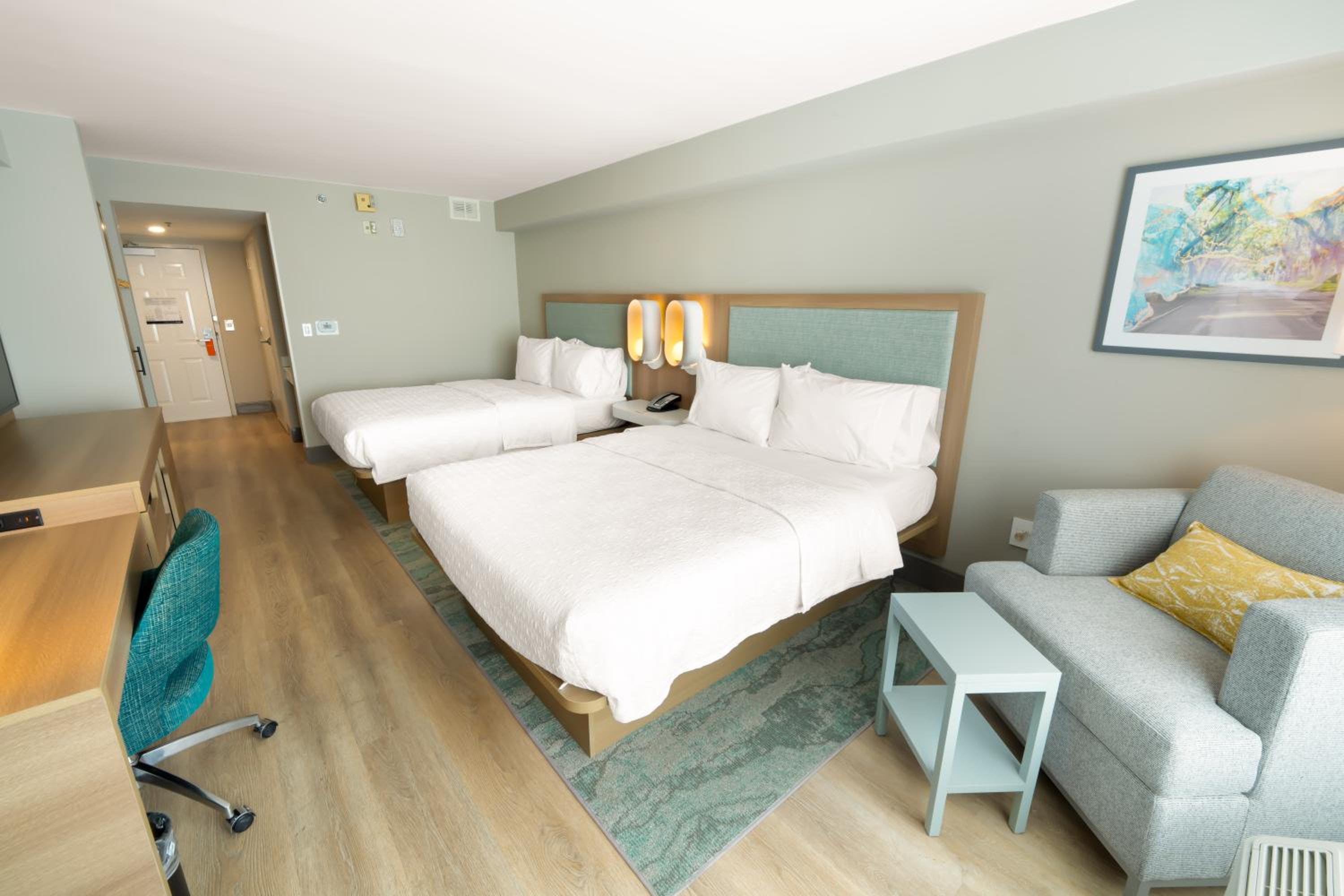 Queen Room with Two Queen Beds - Photo 17