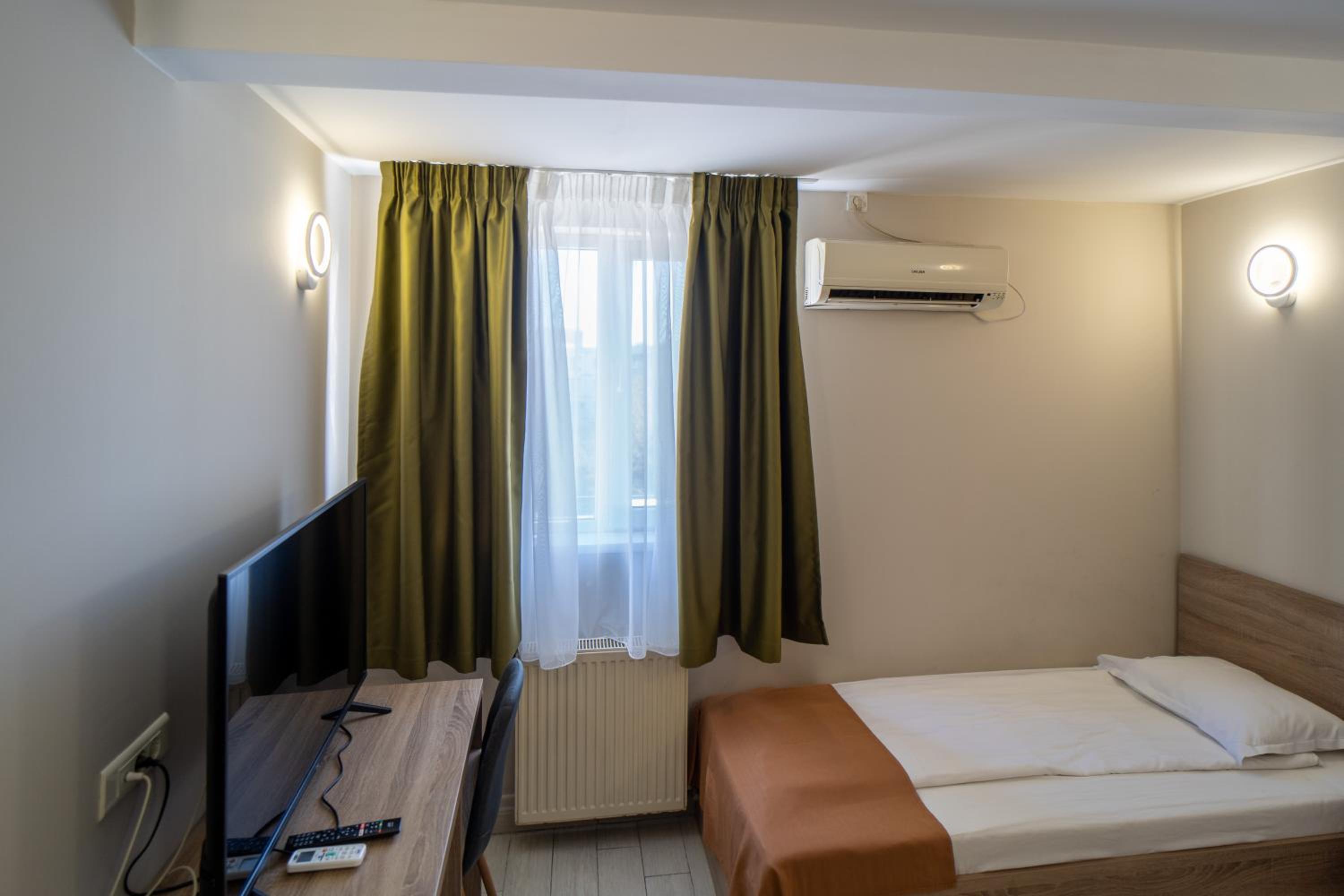 Twin Room - Photo 3