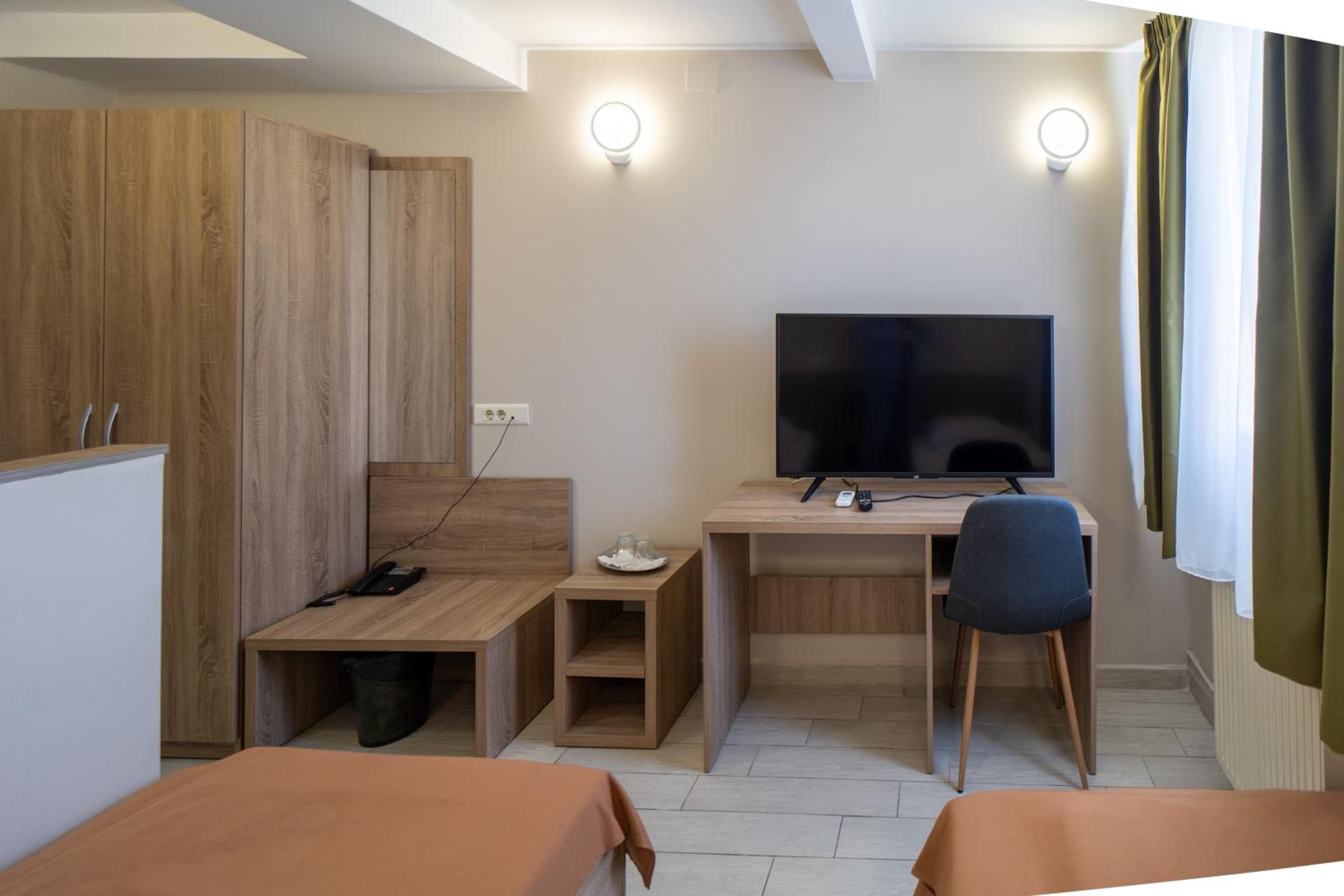 Twin Room - Photo 5