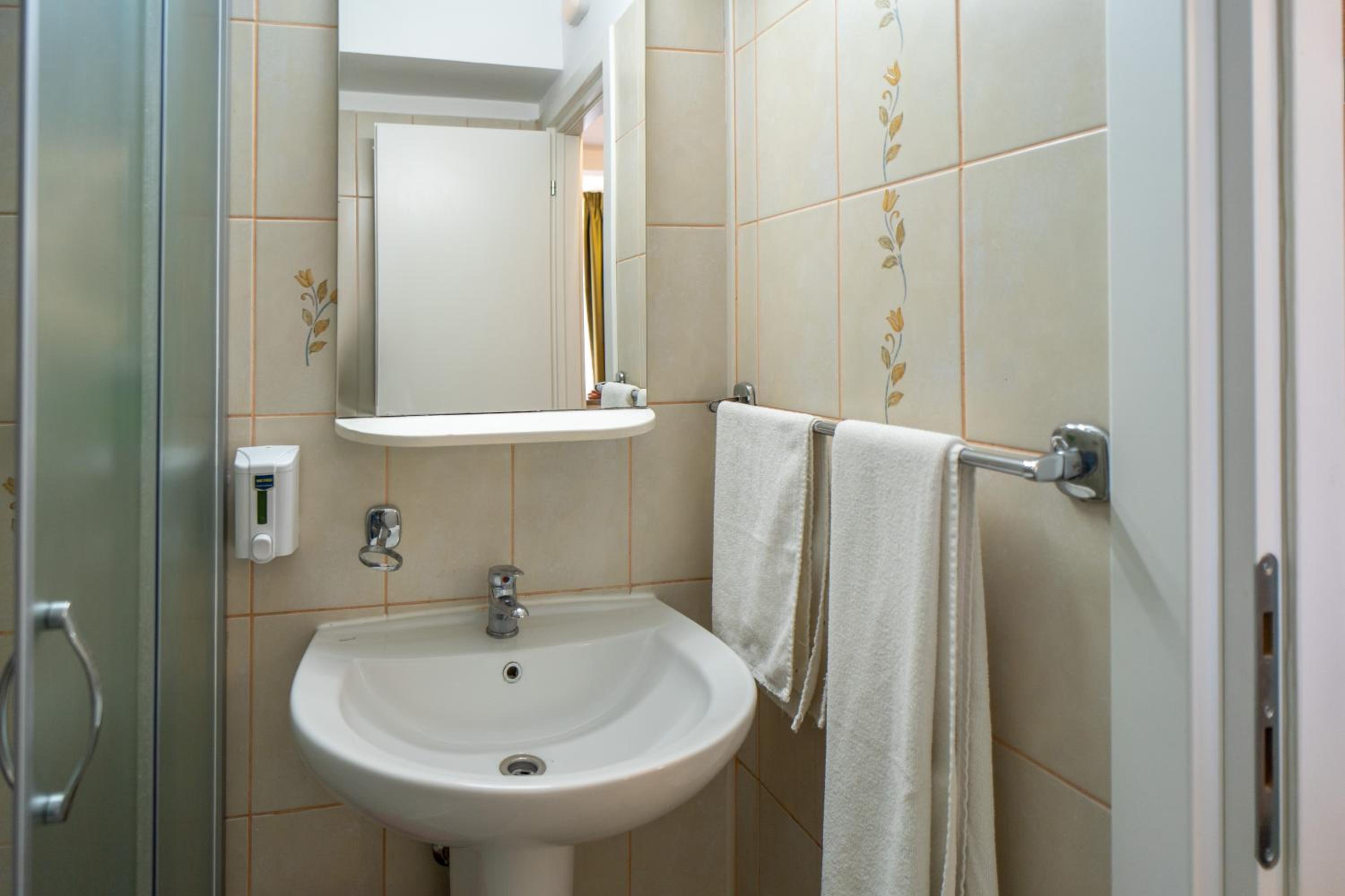 Twin Room - Photo 2
