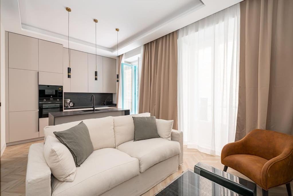 Apartamento de cuatro habitaciones con balcón