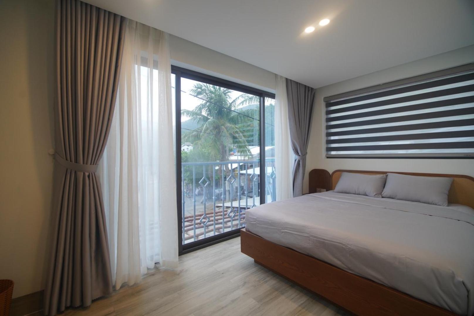 Deluxe Double Room with Side Sea View photo 3