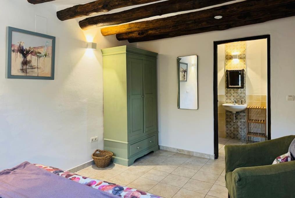 Six-Bedroom House photo 3