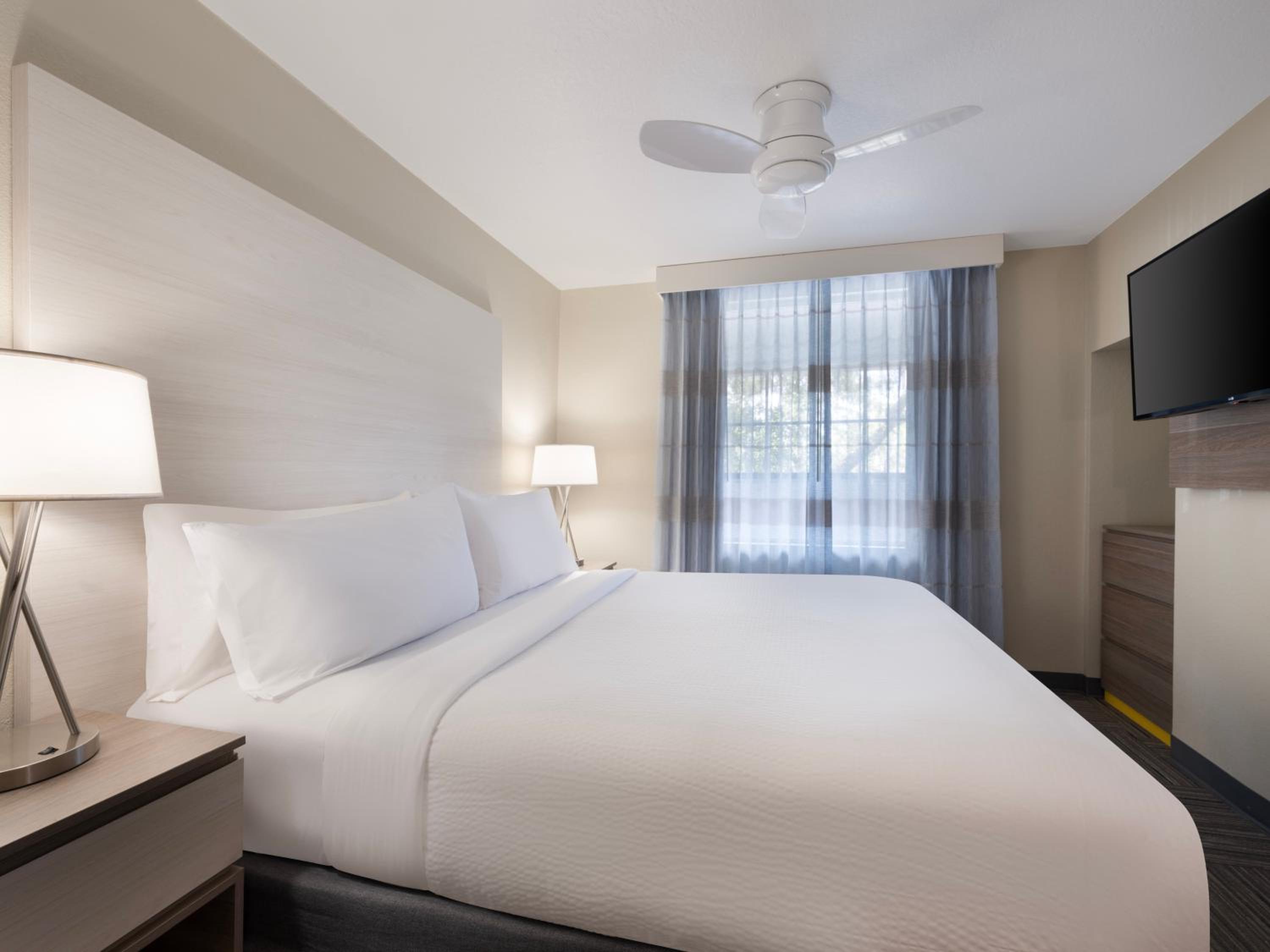 One-Bedroom King Suite with Kitchenette photo 3