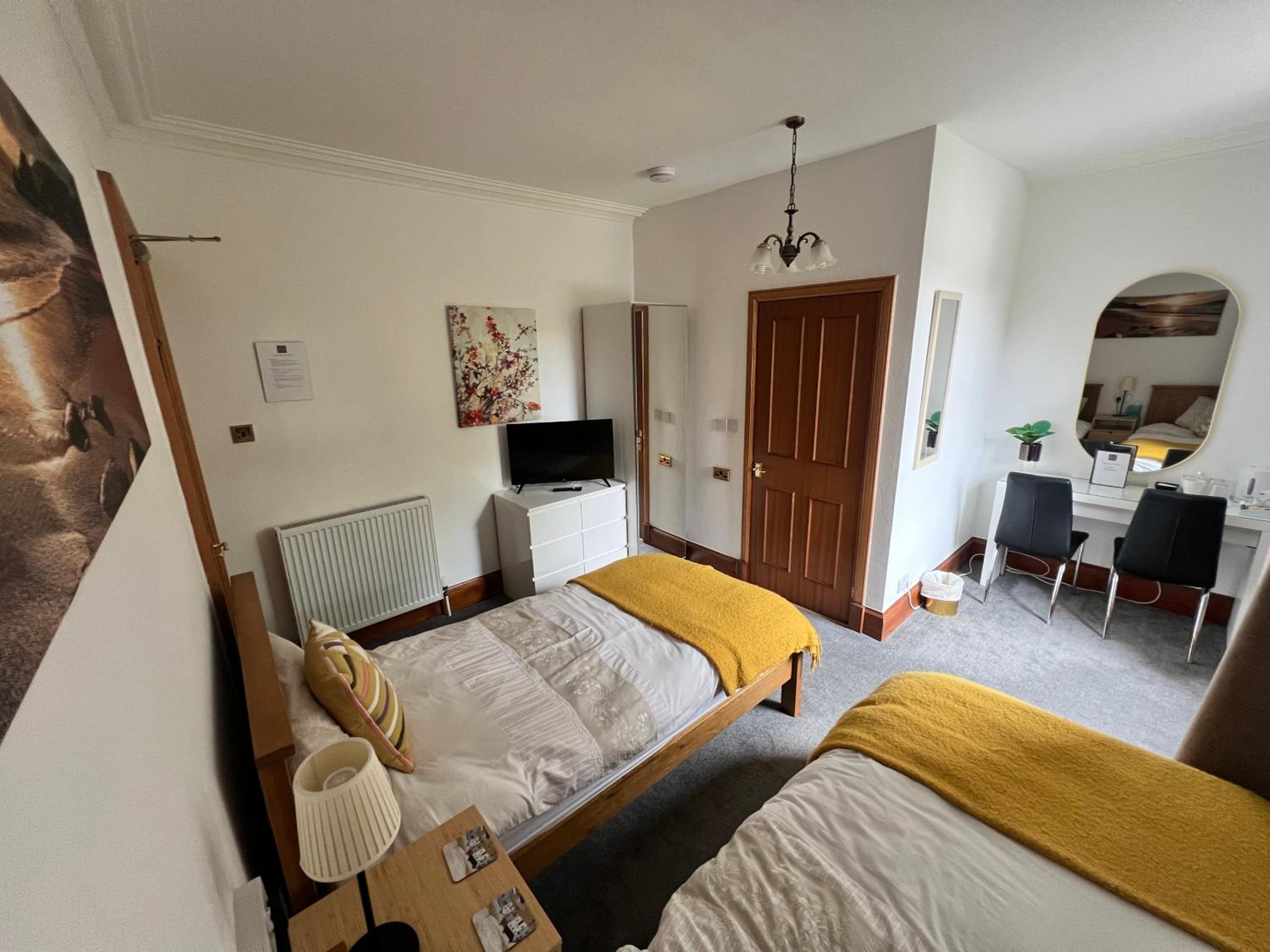 Twin Room with Shower - Photo 3