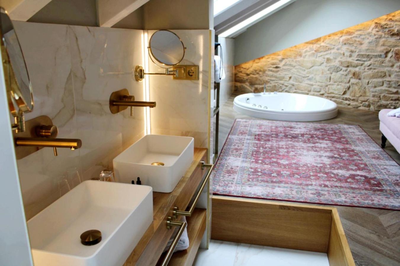 Superior Twin Room with Sea View - Photo 4