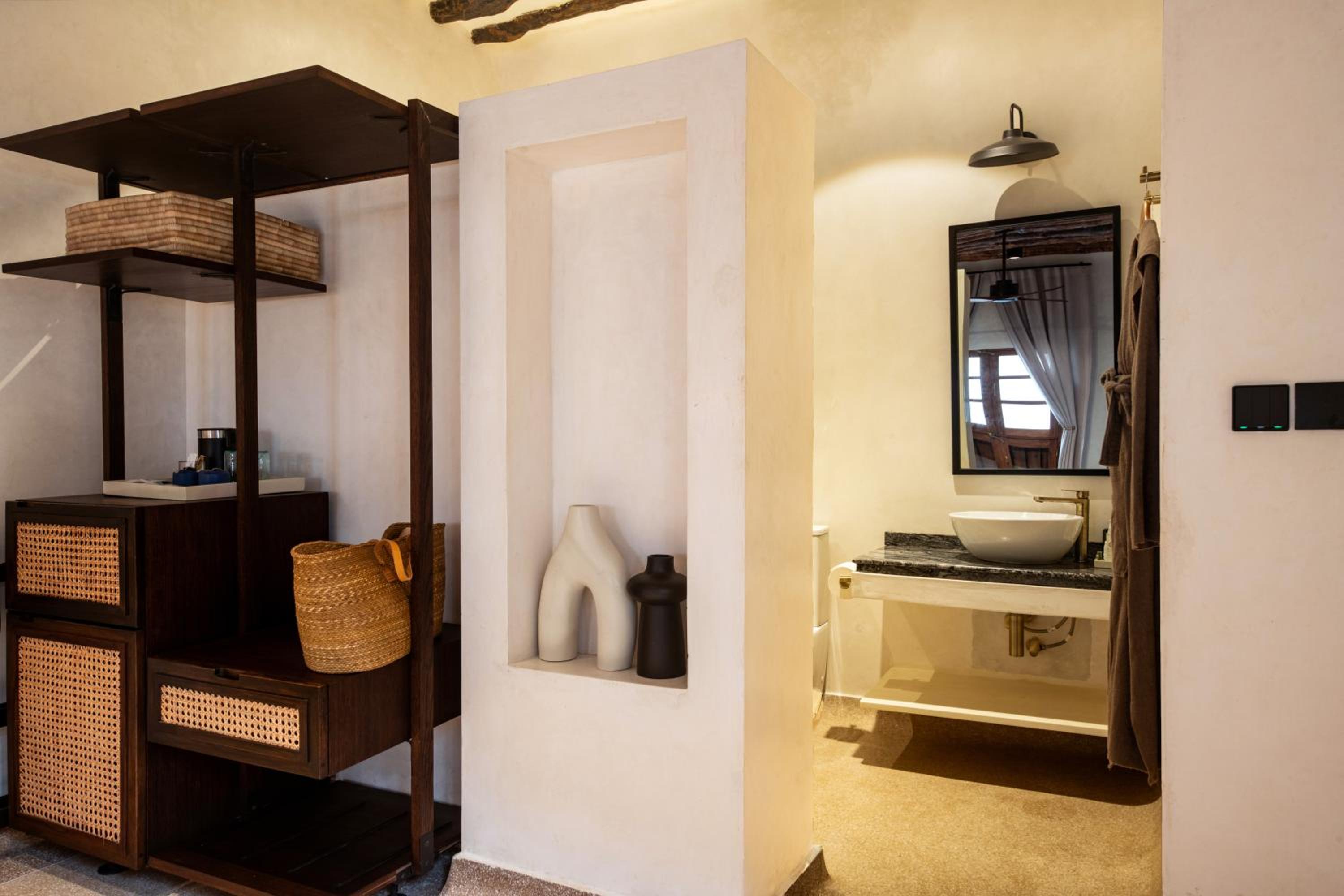 Deluxe Queen Room - Photo 6