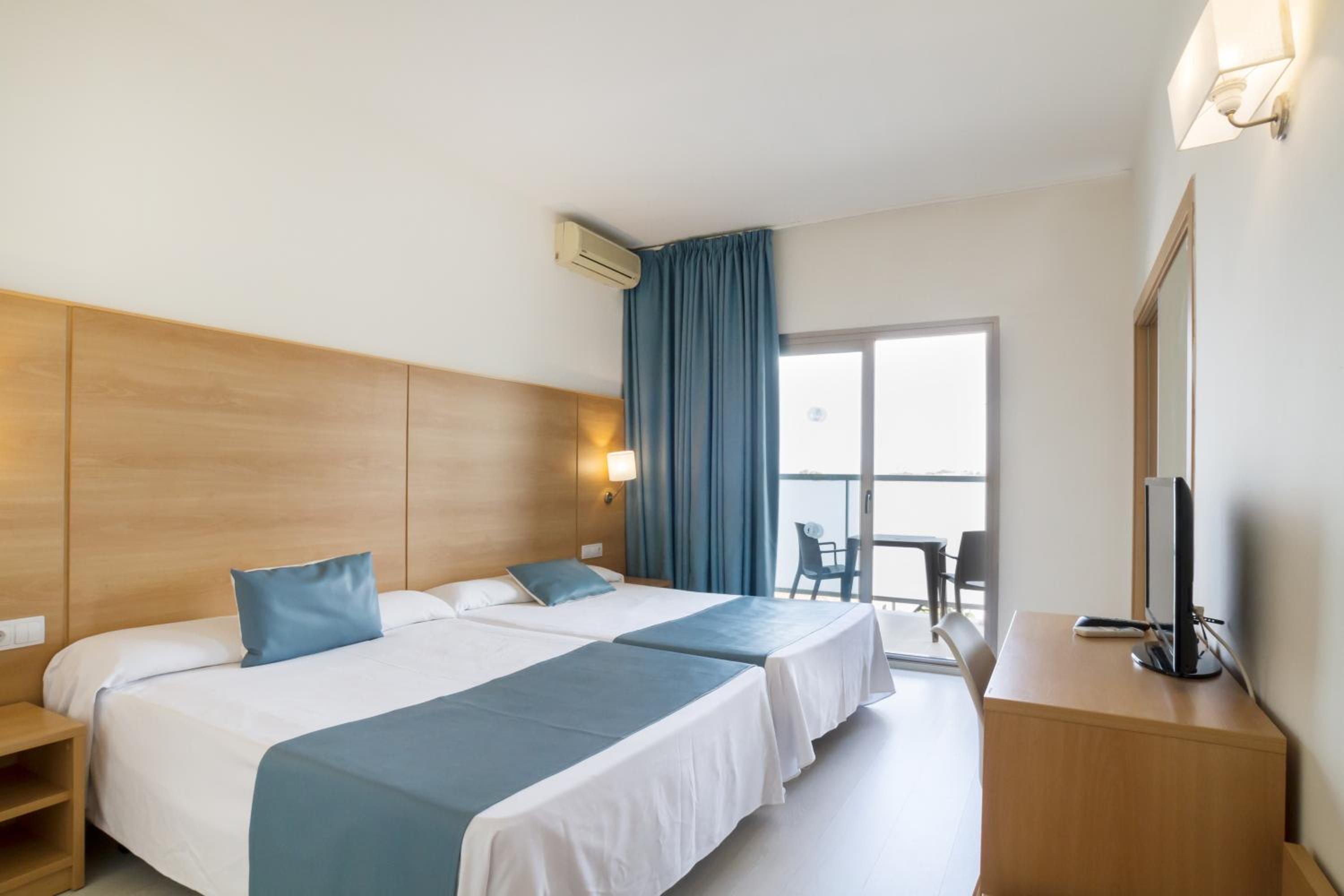 Triple Room (2 Adults + 1 Child) - Photo 1