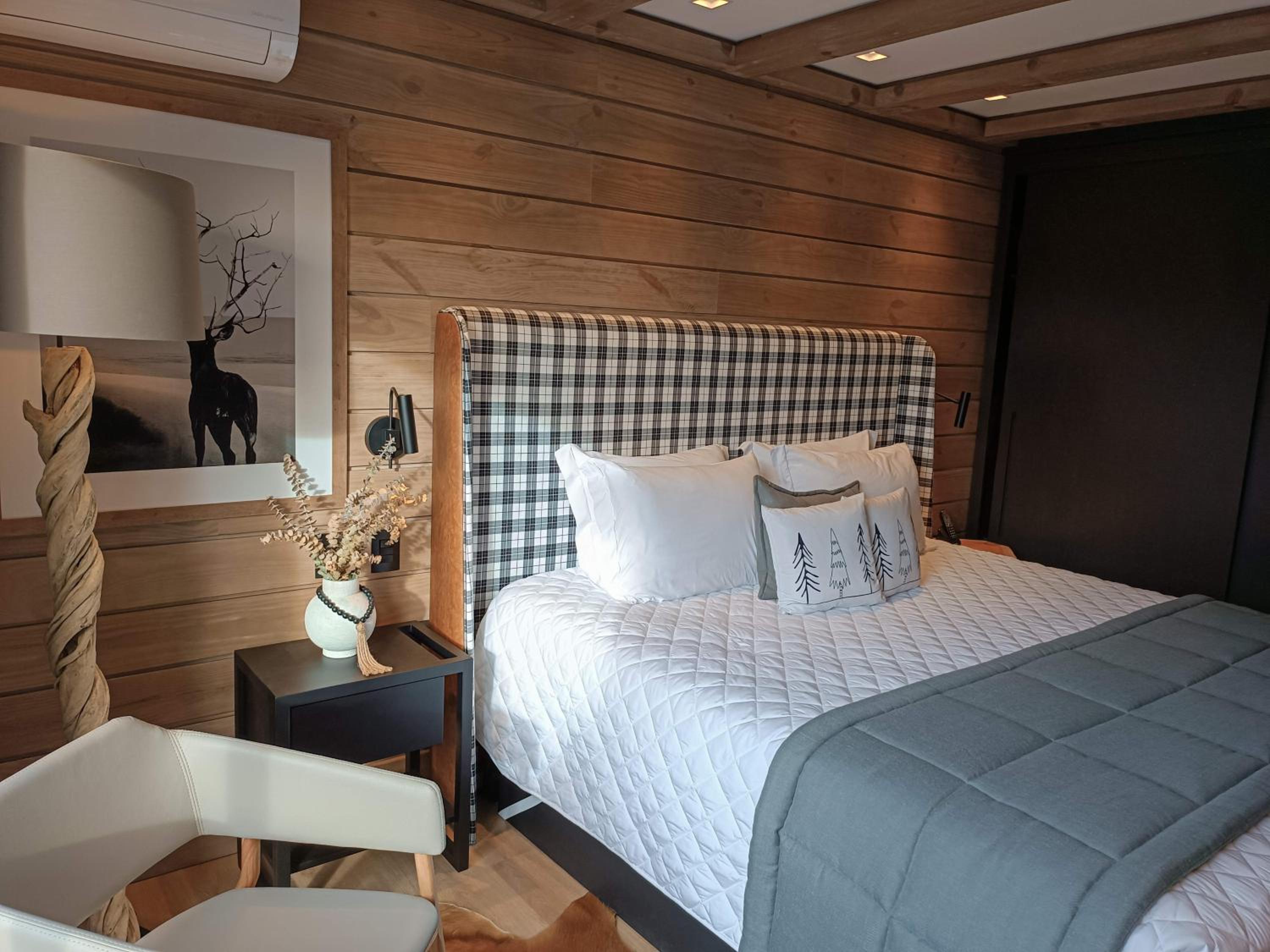 Deluxe King Suite photo 3