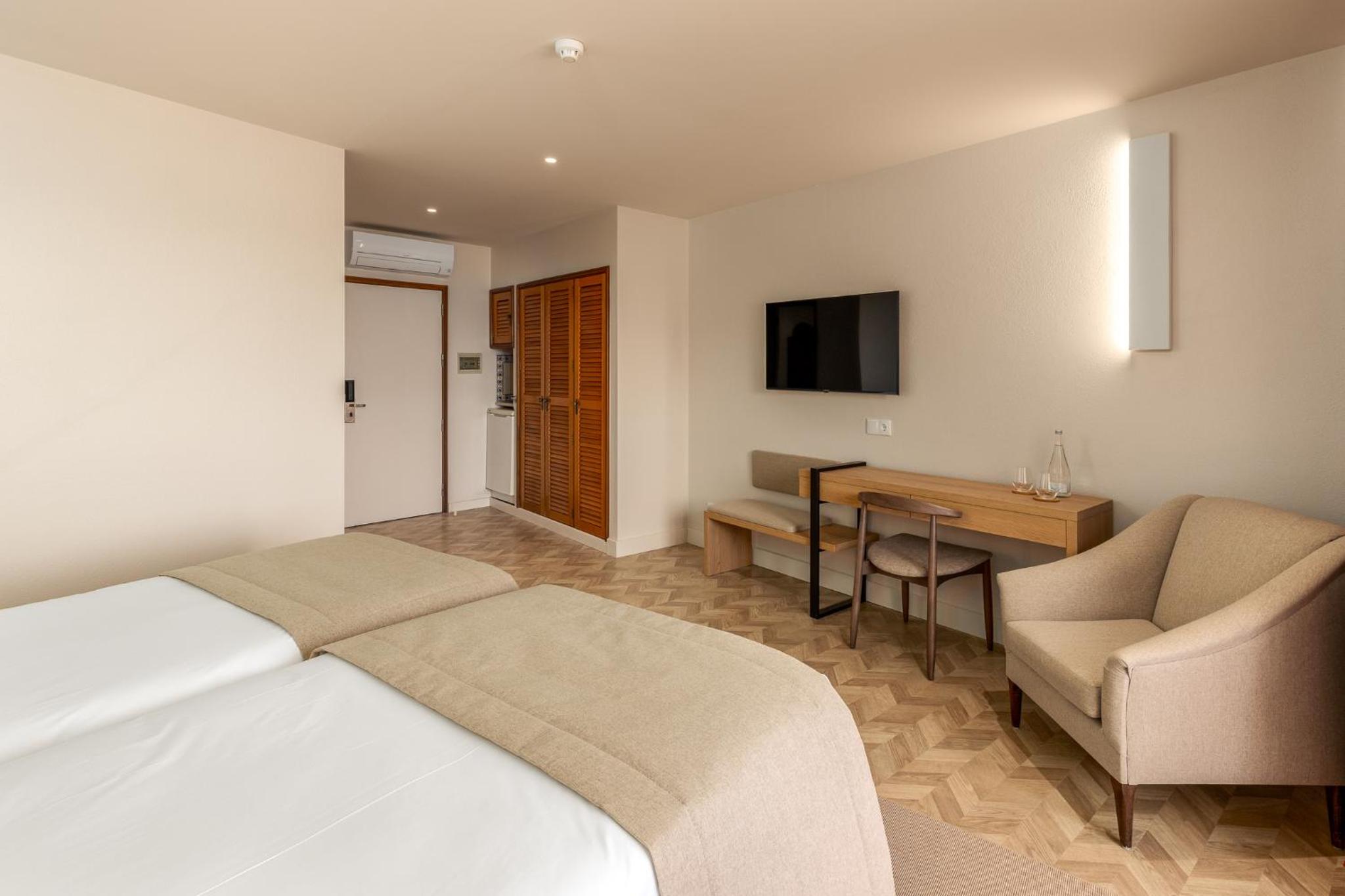 Oceanfront Twin Room - Photo 8