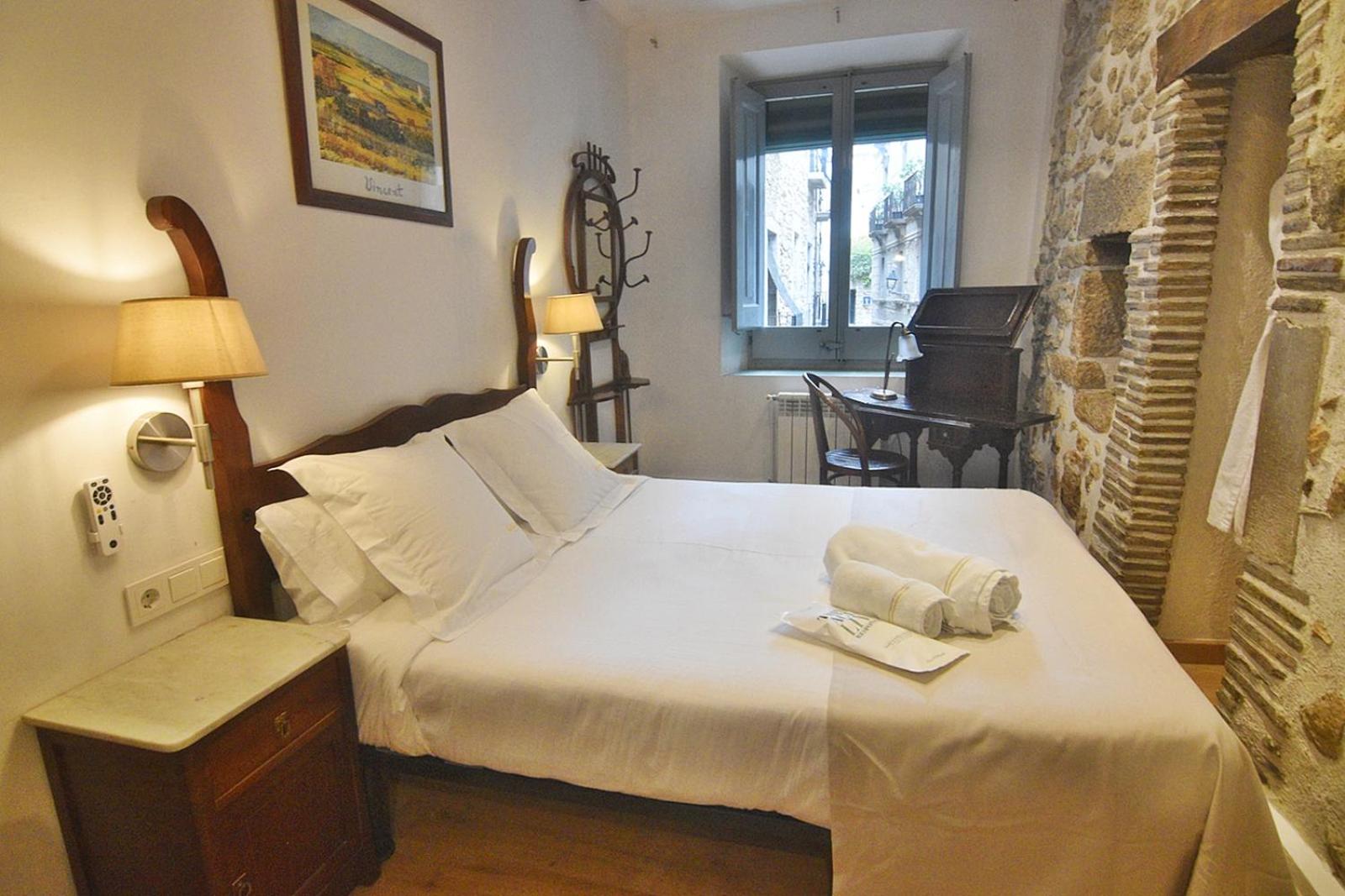 Habitación individual con baño privado externo.