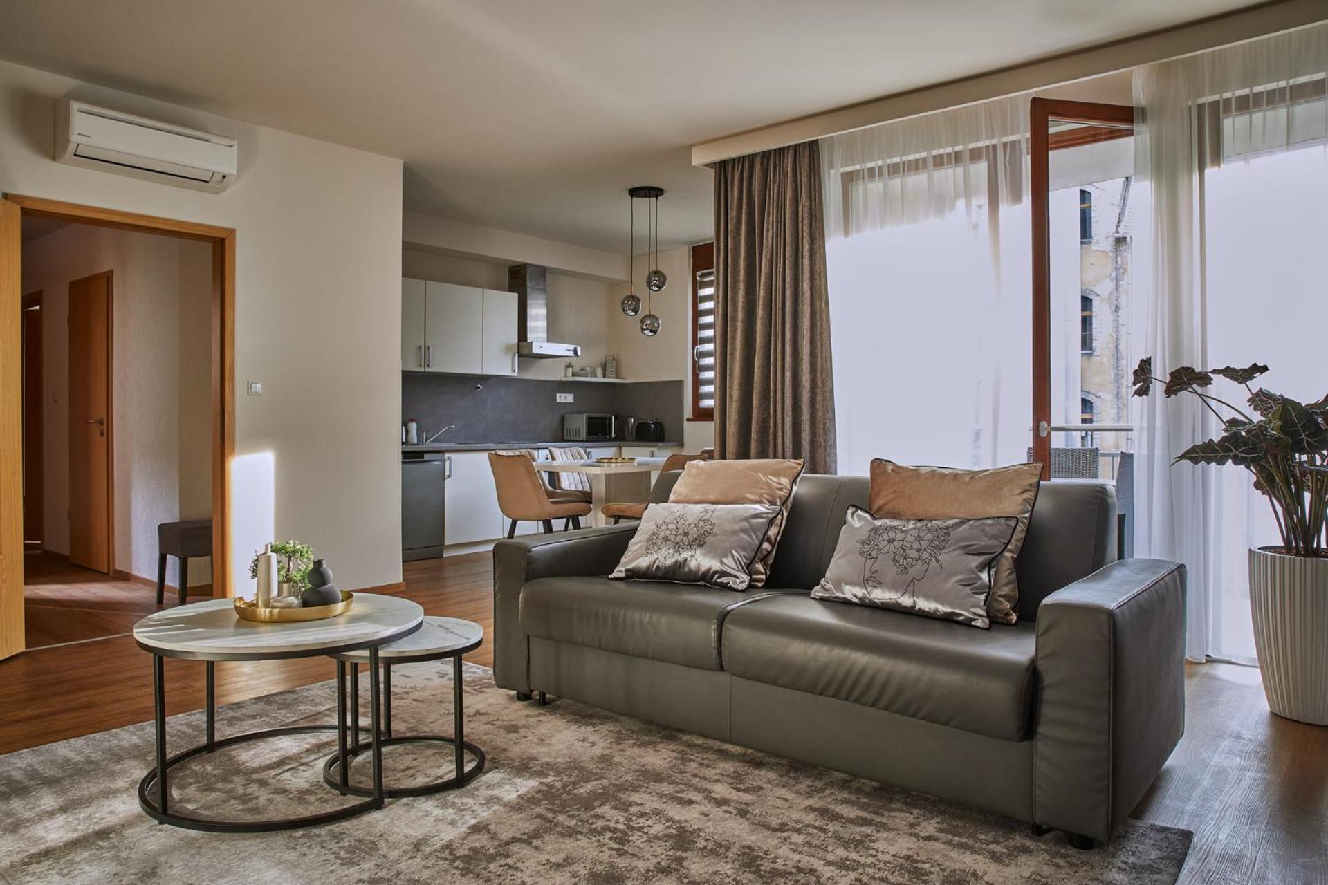 Deluxe Three-Bedroom with 2 Bath  - Photo 2