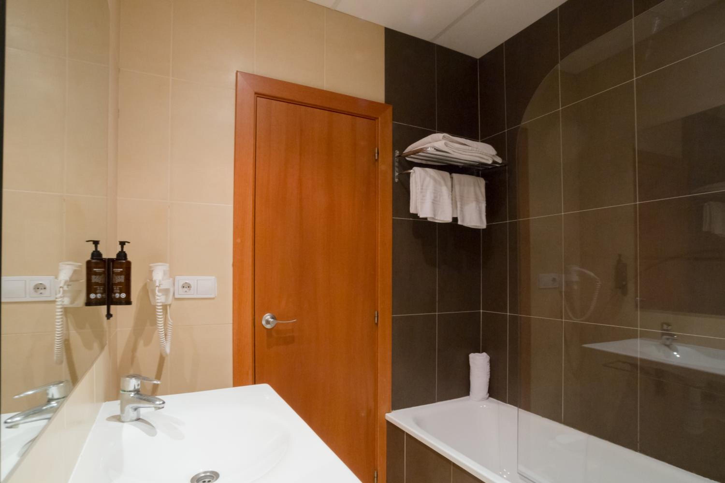 Double or Twin Room - Photo 3