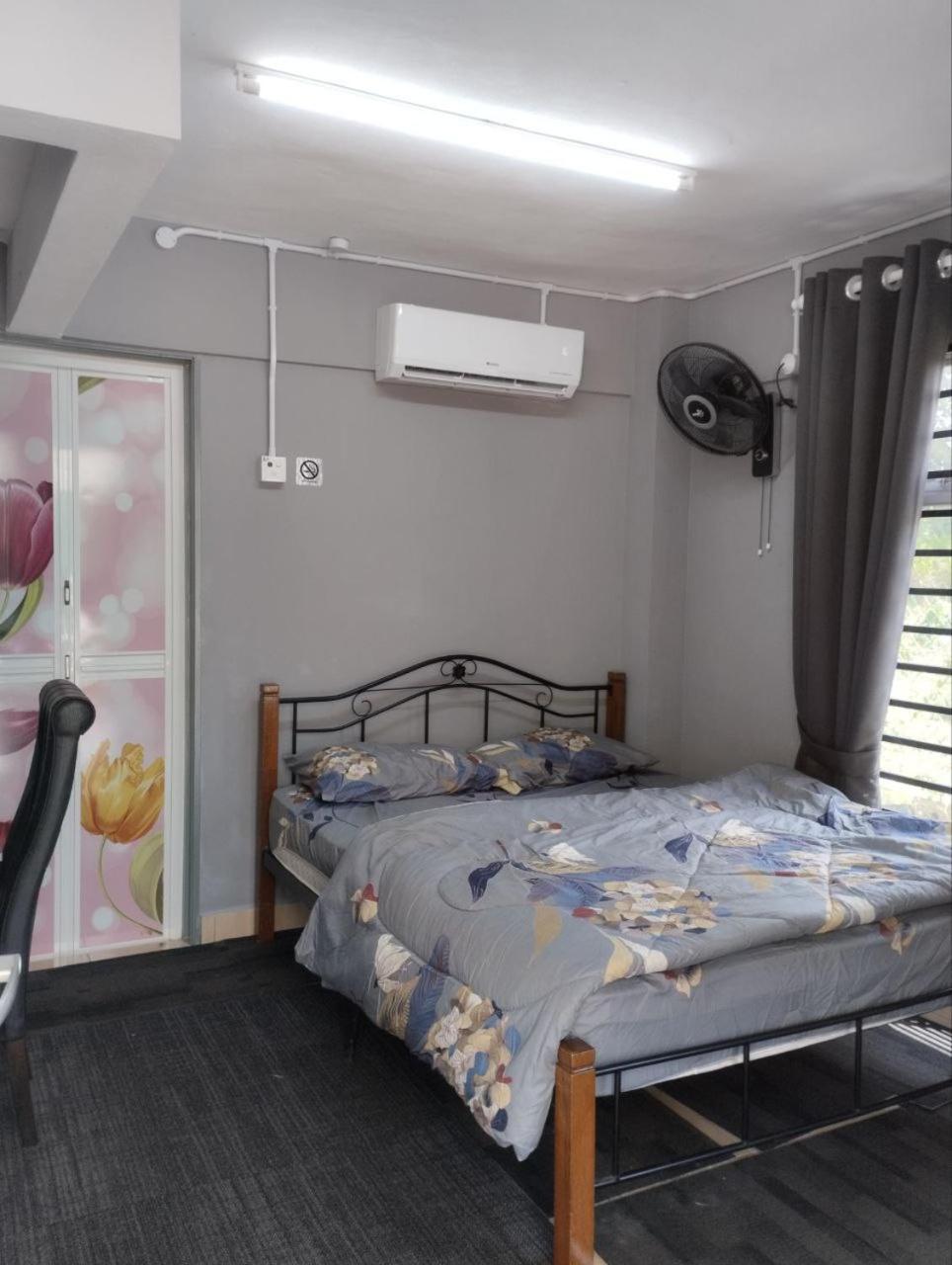 Three-Bedroom House photo 3