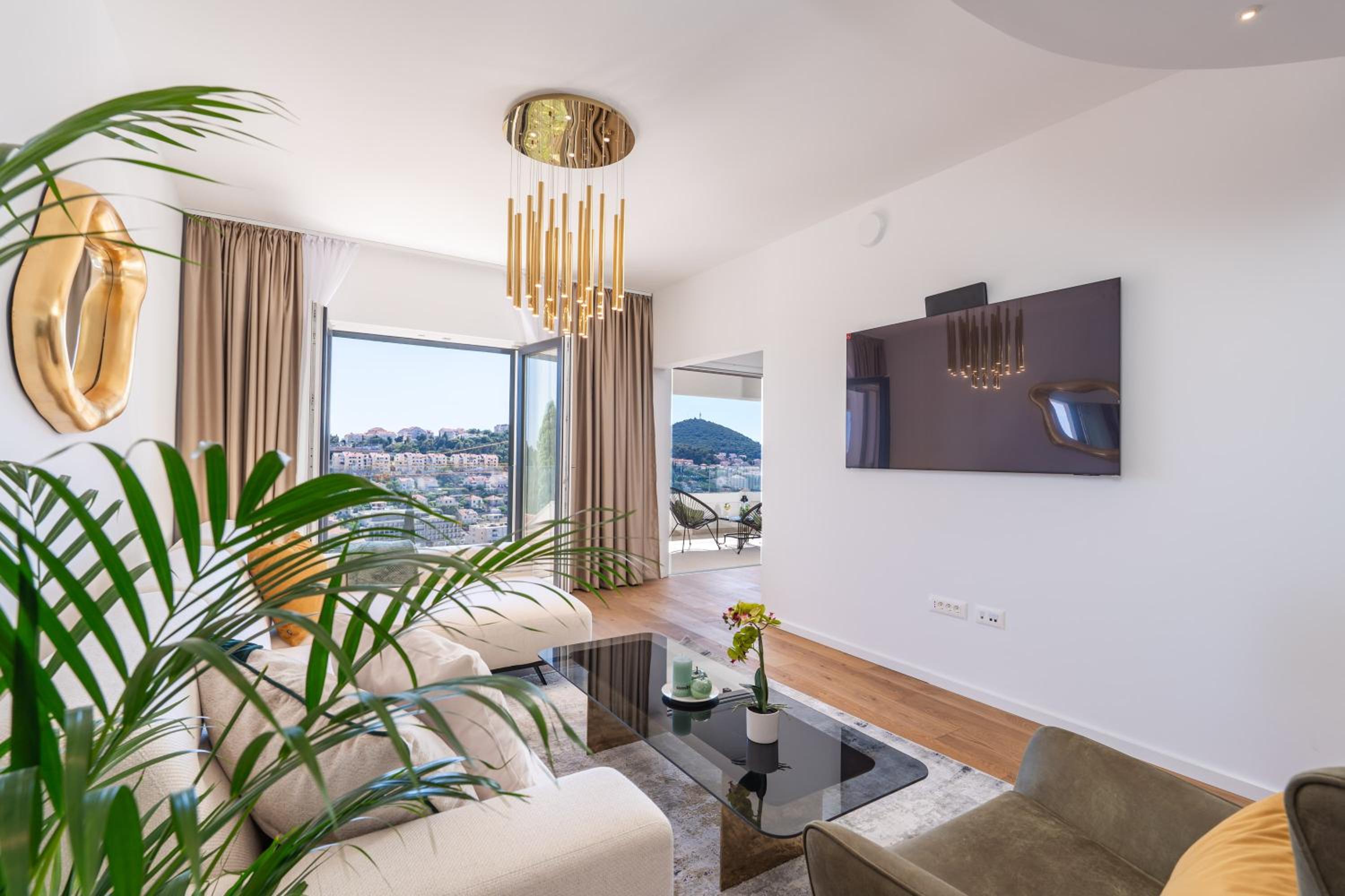 Deluxe Four Bedroom Apartment with Balcony and Sea View
