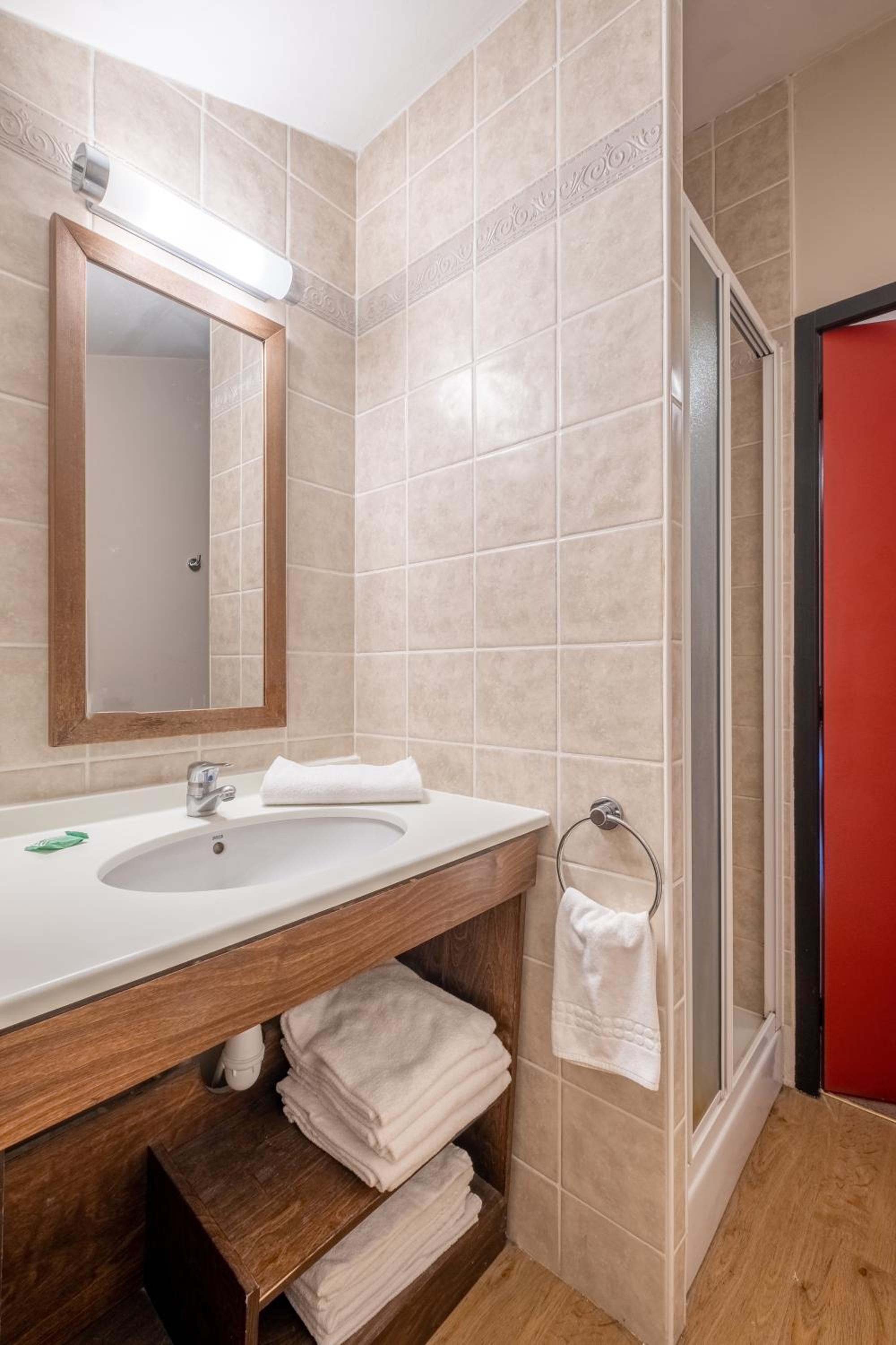 Two-Bedroom Apartment Sleeping Alcove (8 People) Mountain View photo 2