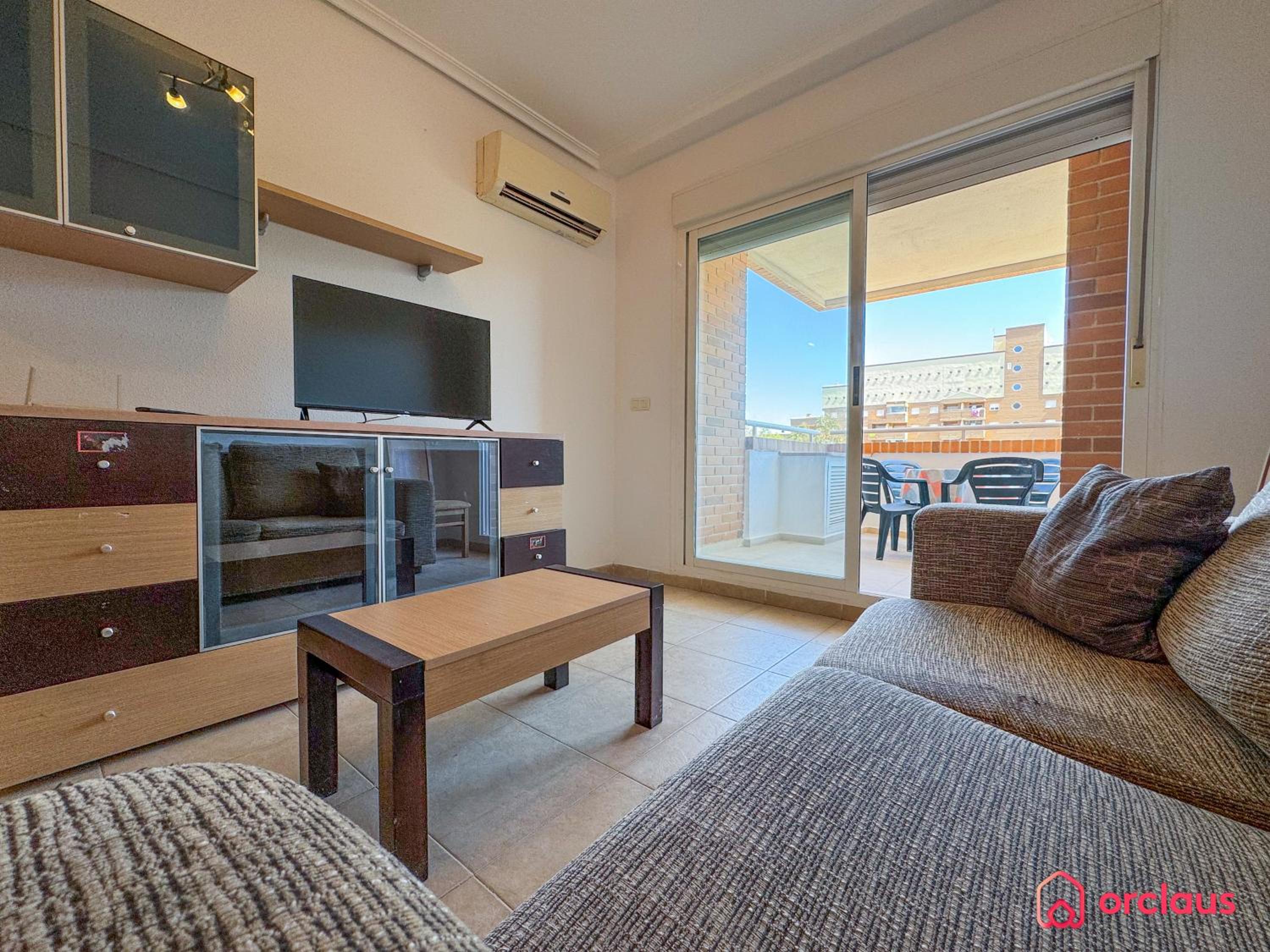 Apartamento de dos habitaciones con balcón y vista al mar