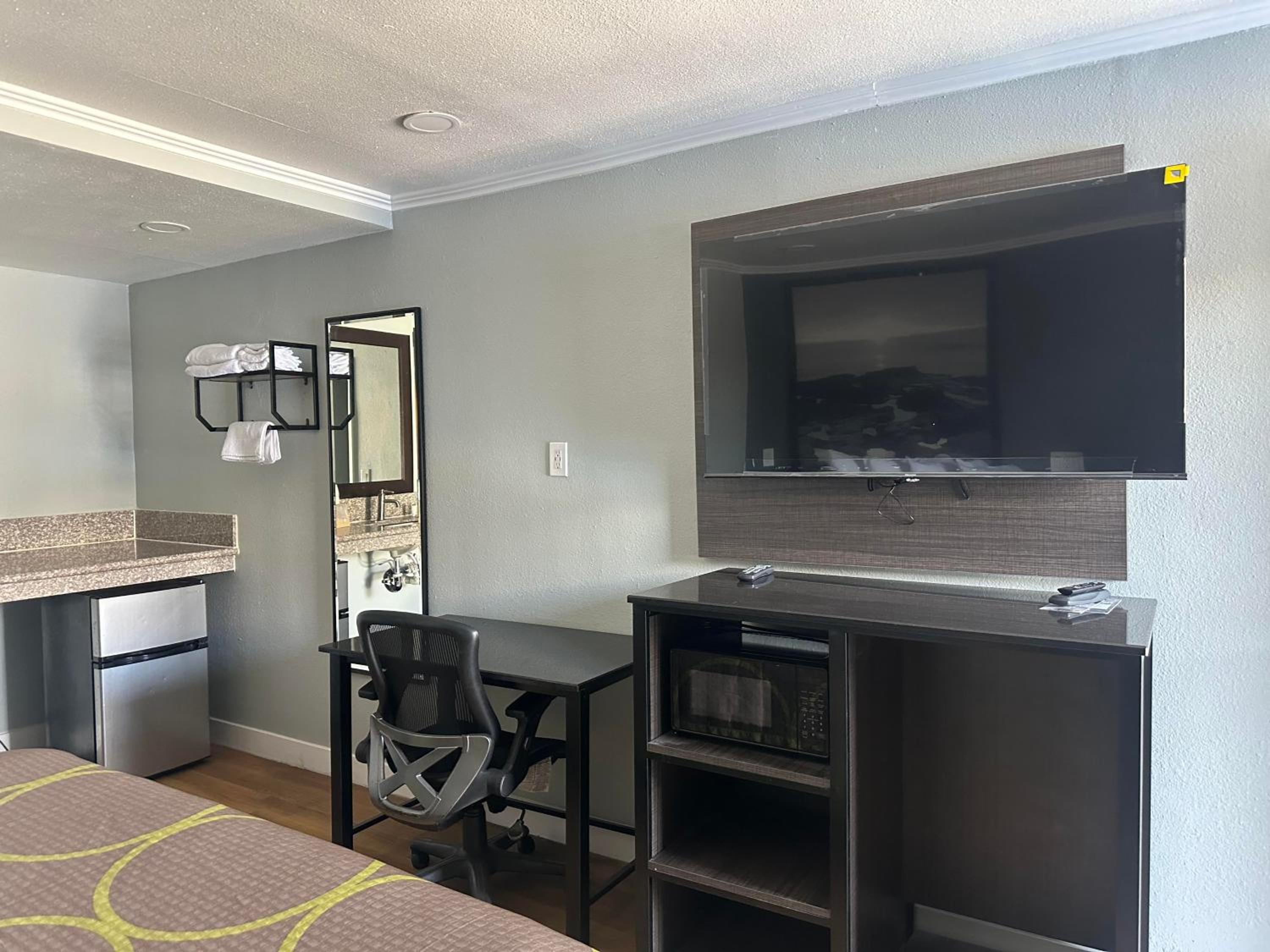 King Room - Non-Smoking - Photo 1