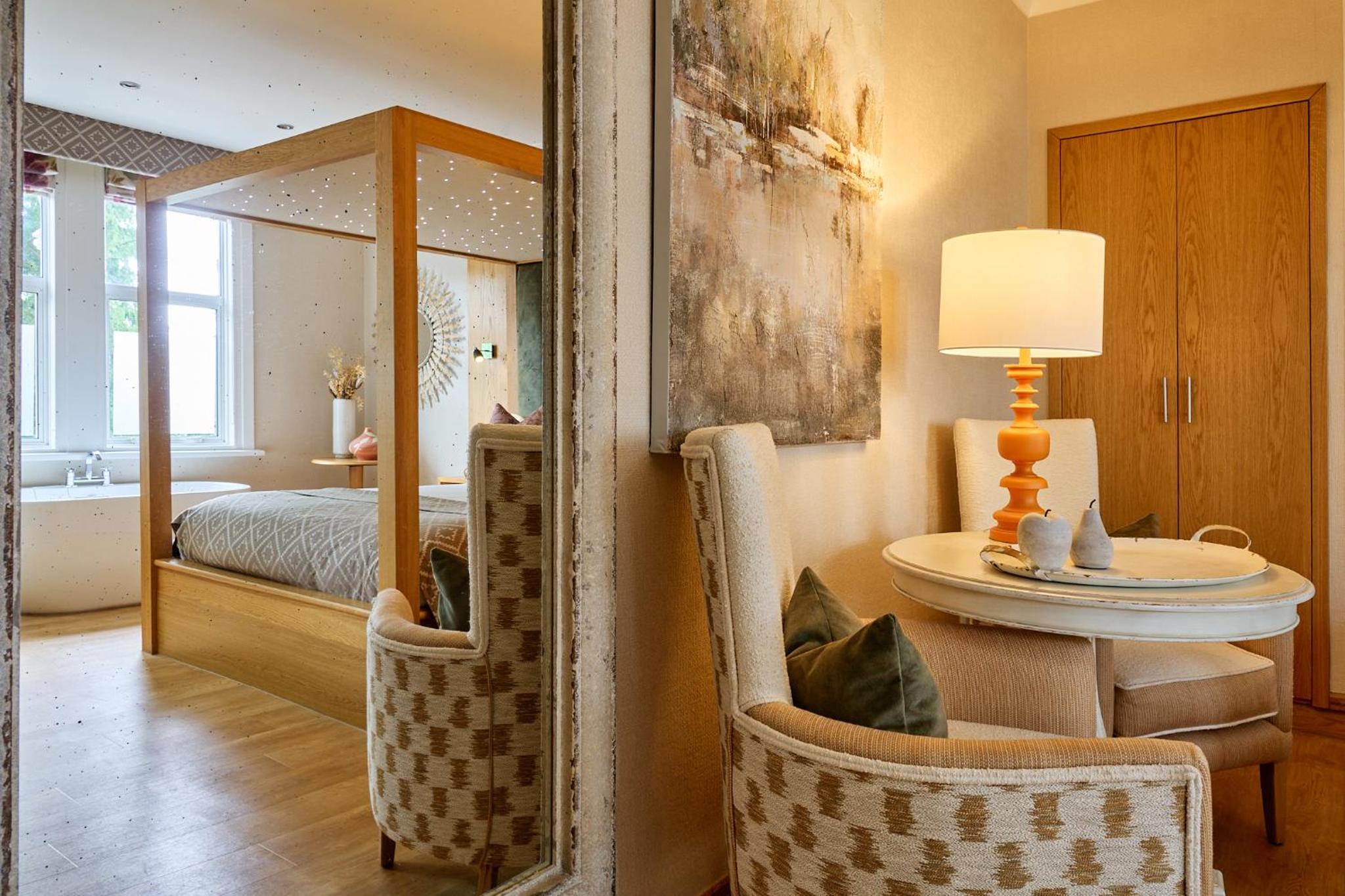 Double Room with Four Poster Bed - Photo 3