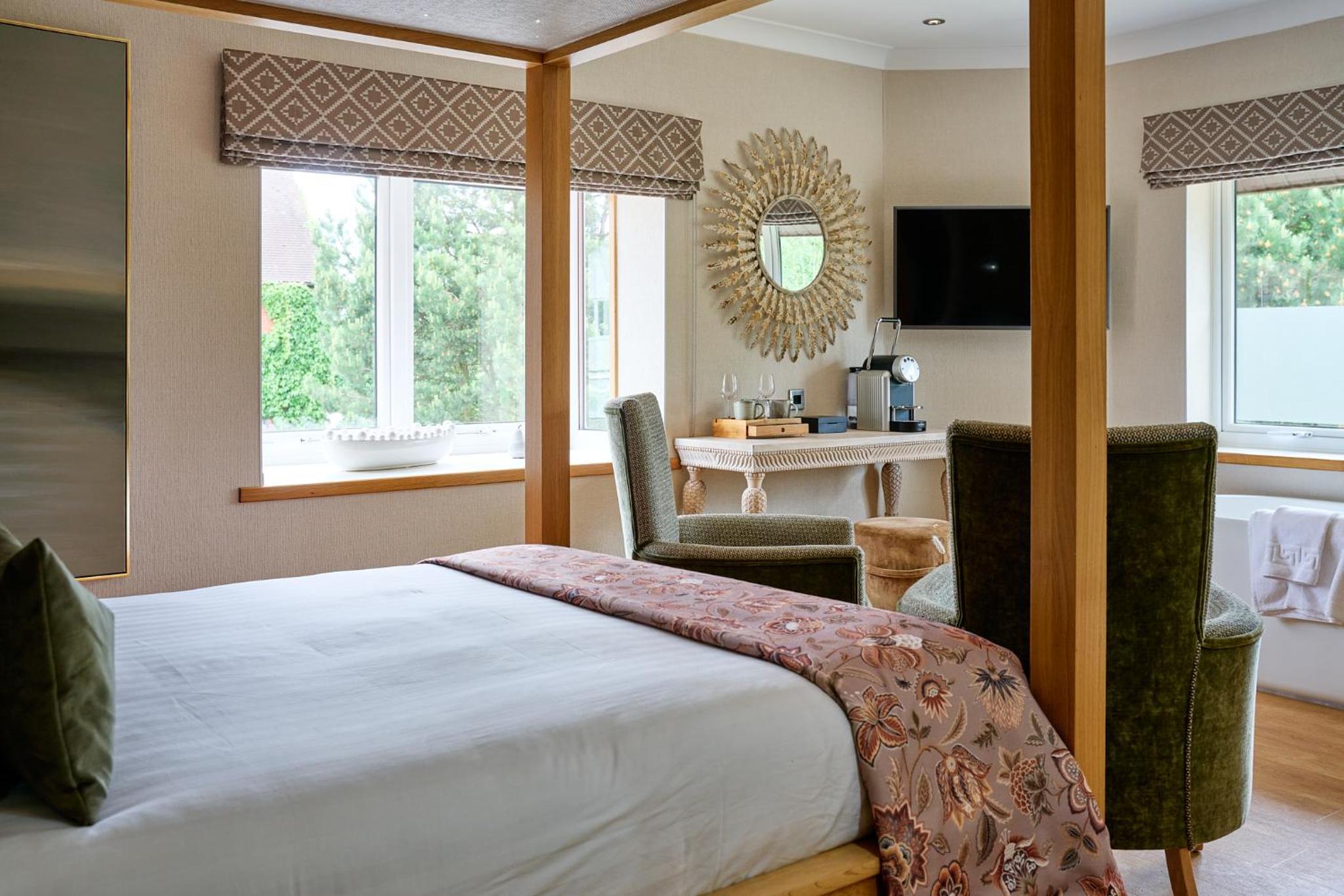 Double Room with Four Poster Bed - Photo 2
