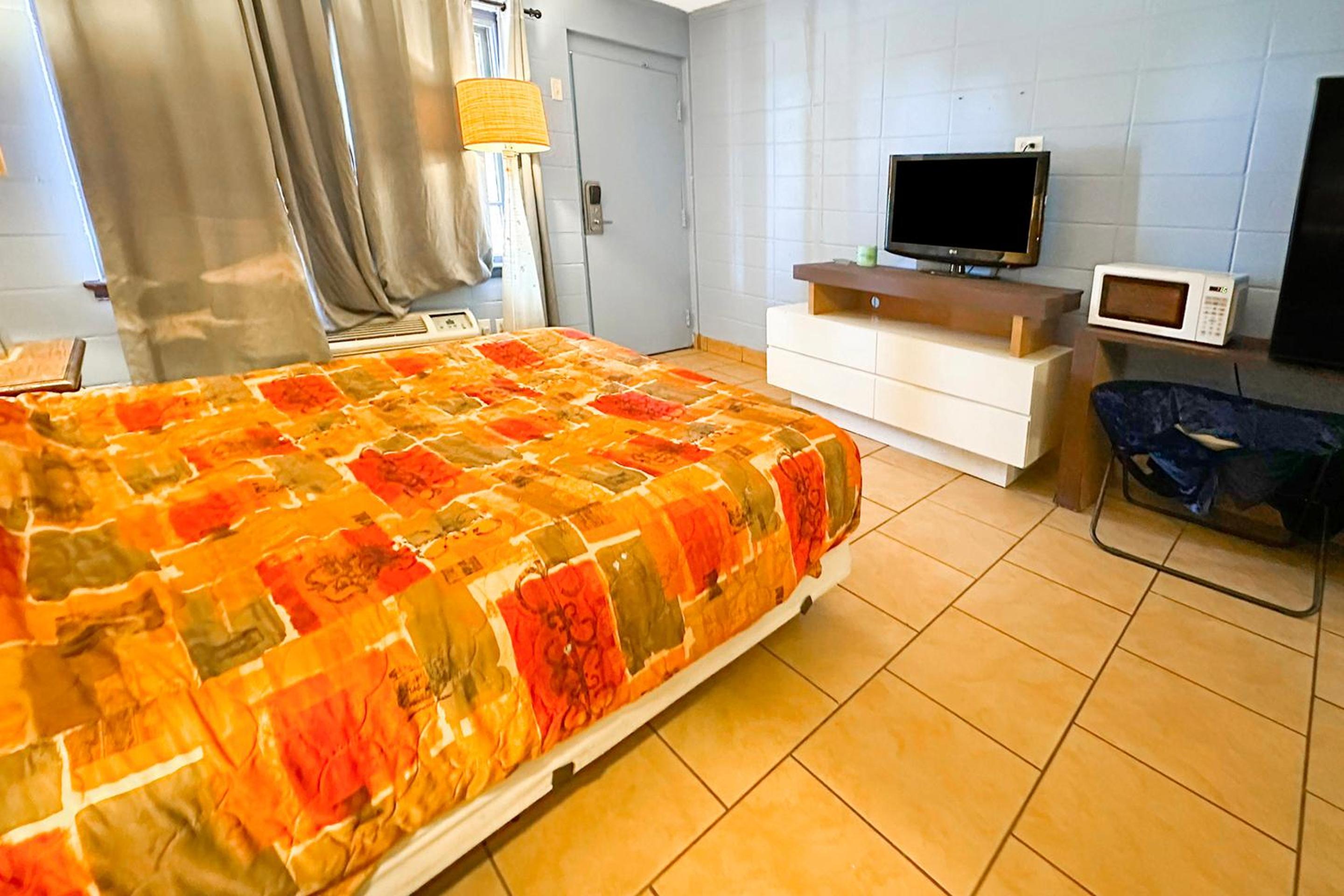 Family room with 2 Double Beds - Photo 7