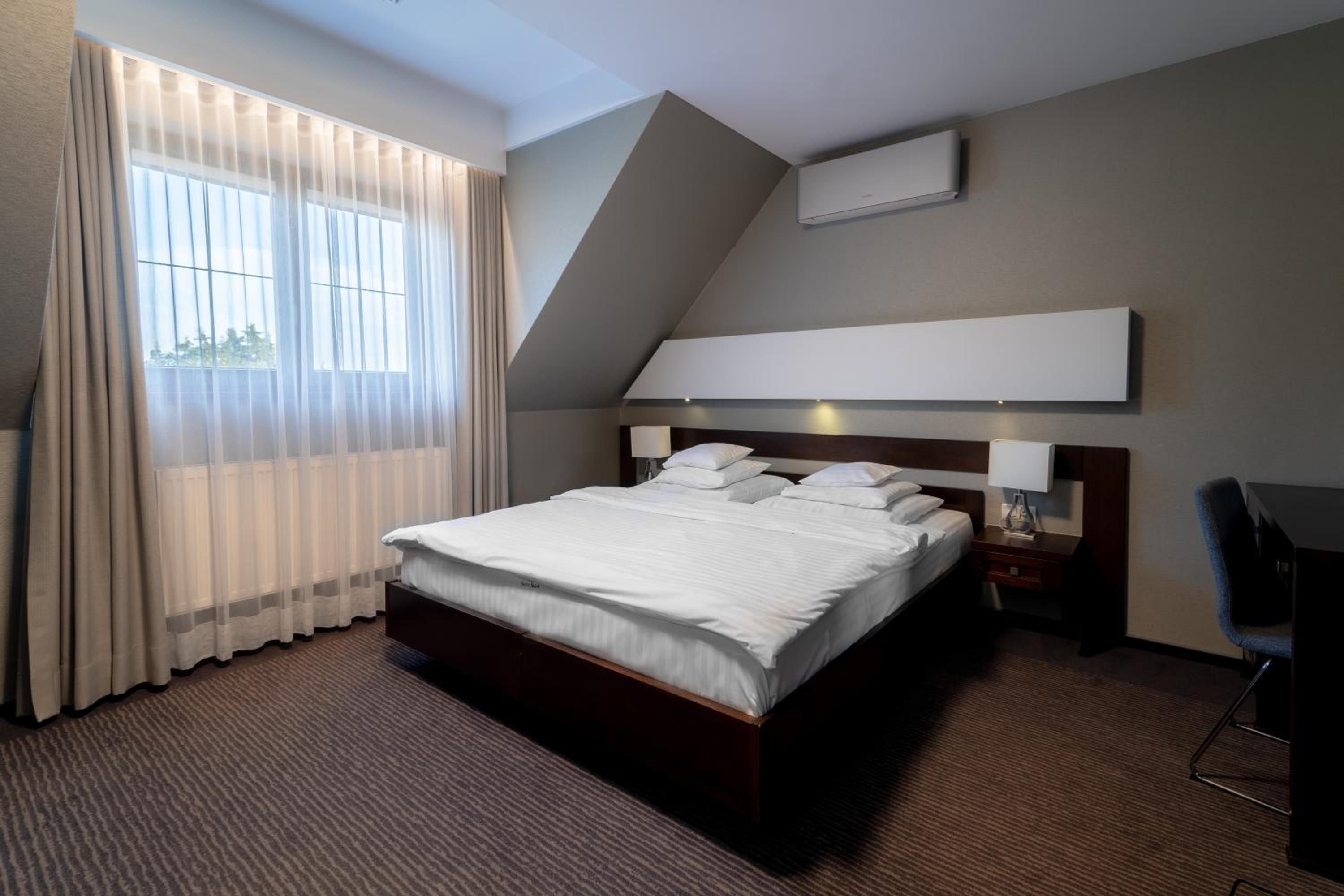 Deluxe Room - Photo 9