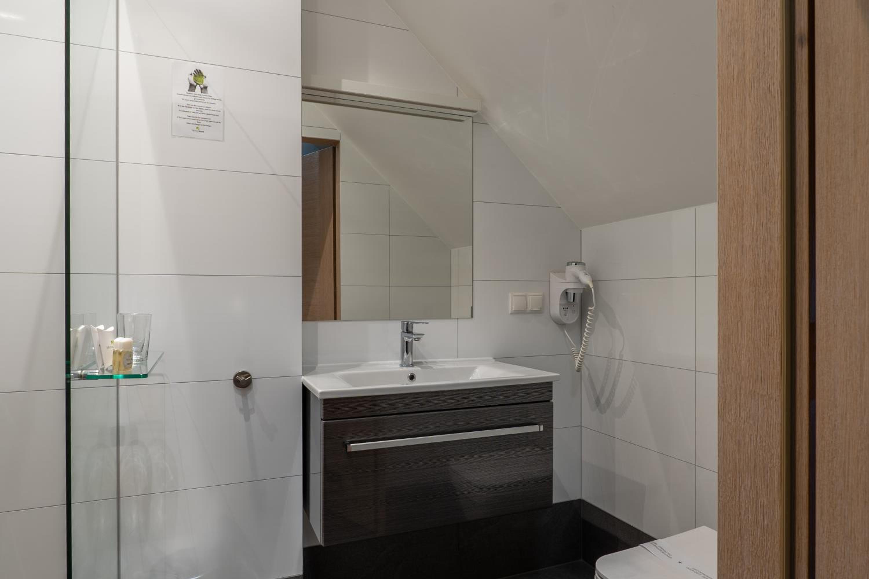 Deluxe Room - Photo 10