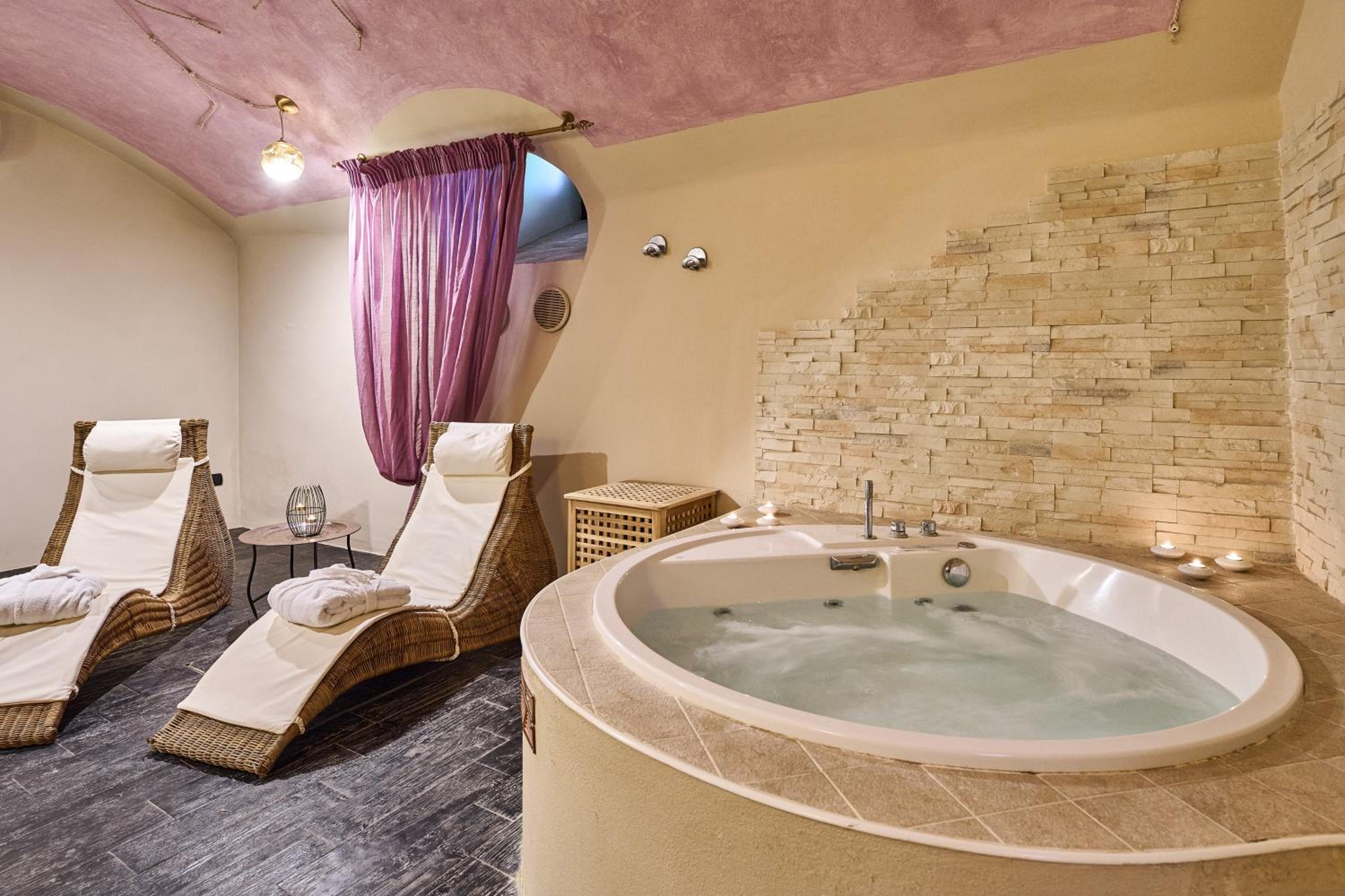 Deluxe Suite - Photo 11
