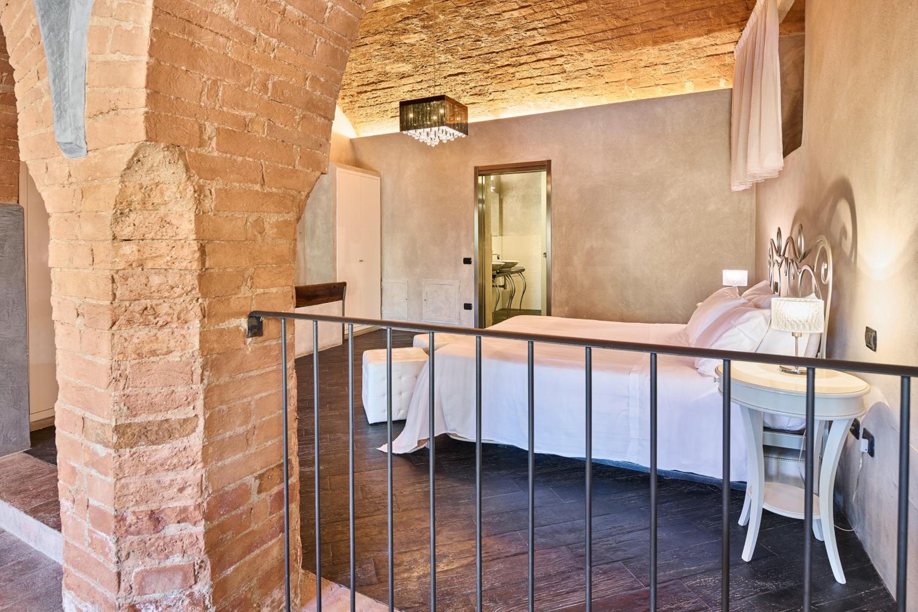 Deluxe Suite - Photo 1