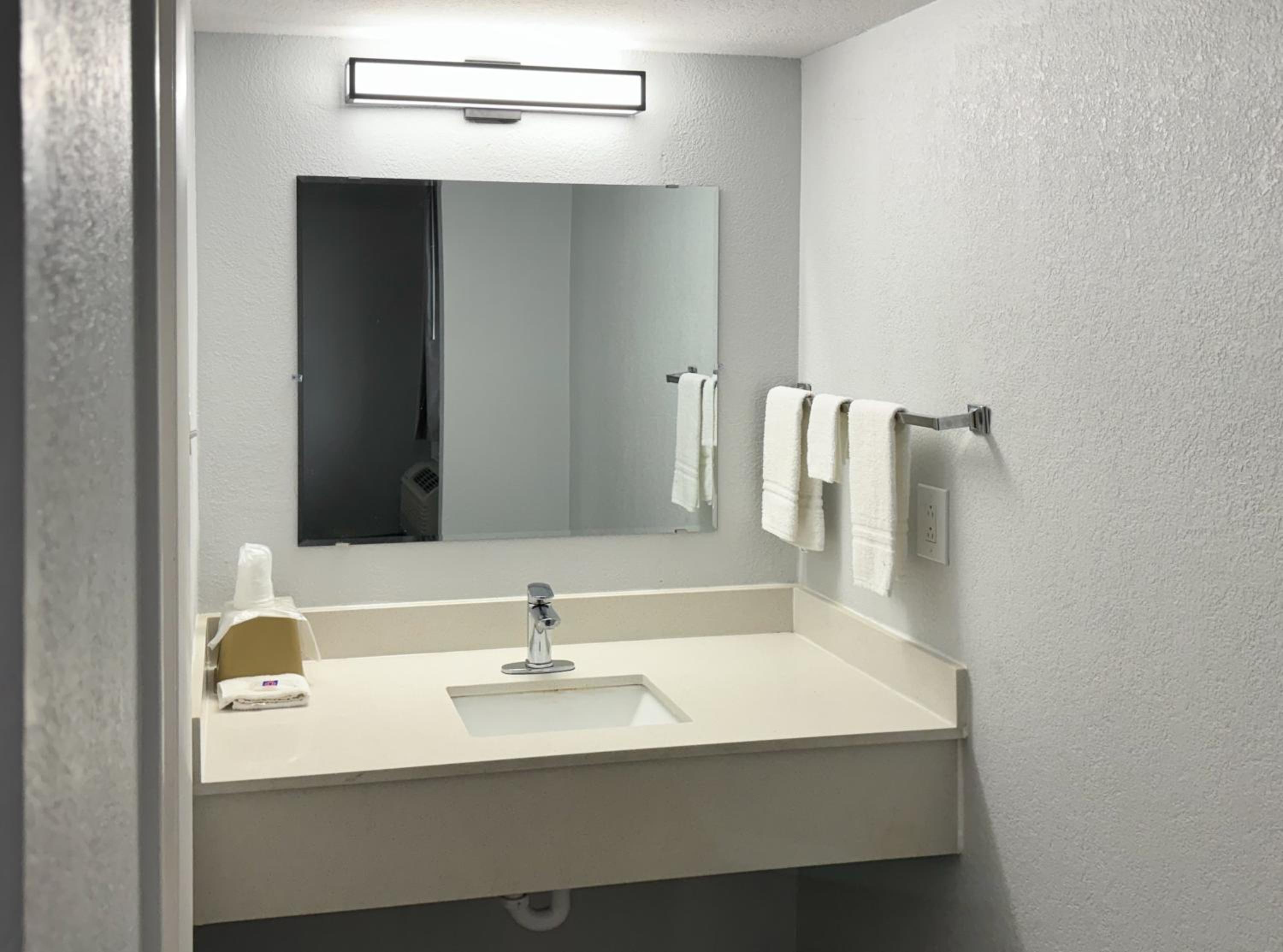 King Room - Non-Smoking - Photo 4