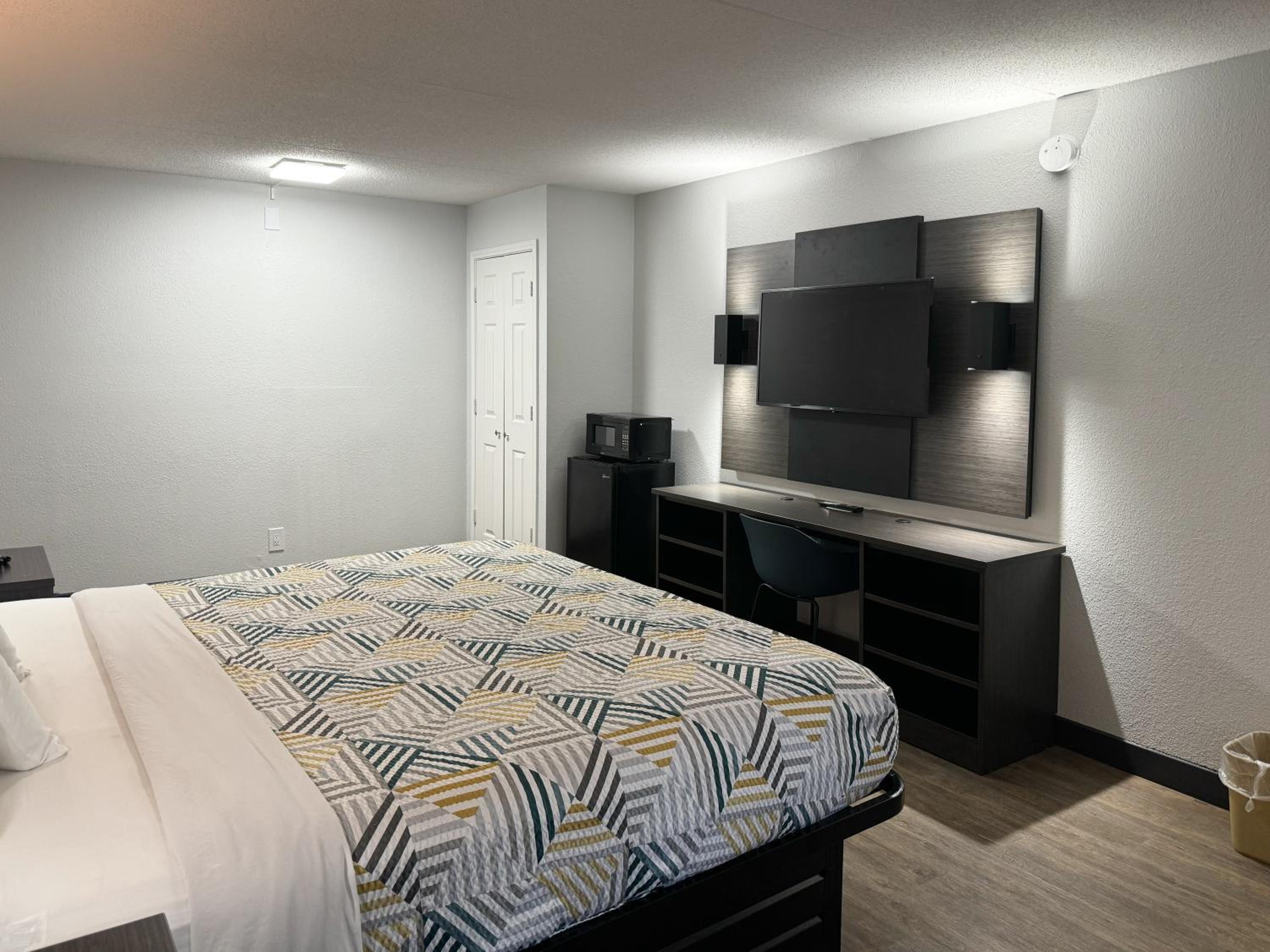King Room - Non-Smoking - Photo 5