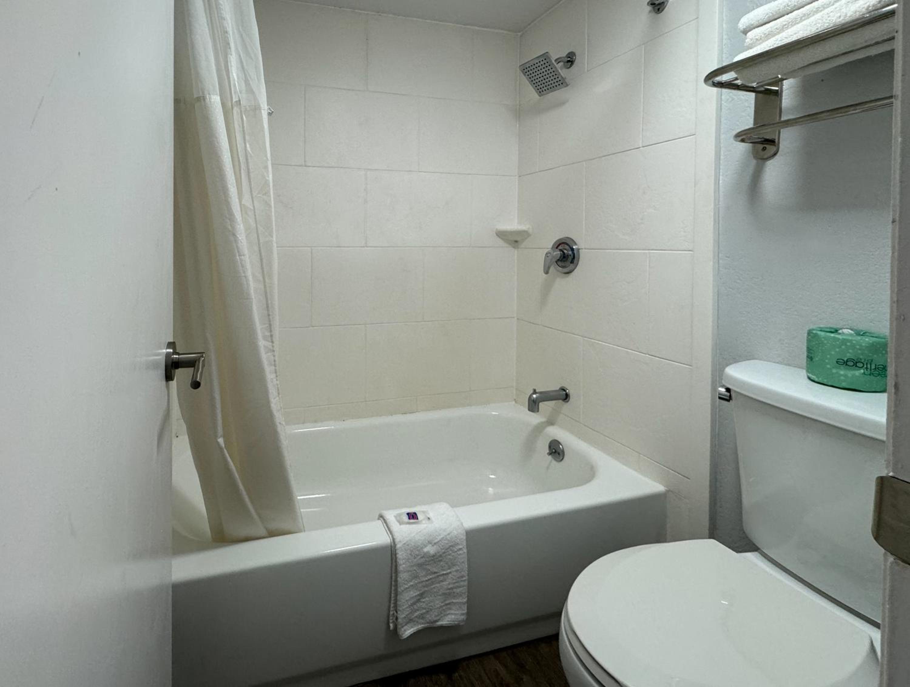 King Room - Non-Smoking - Photo 3