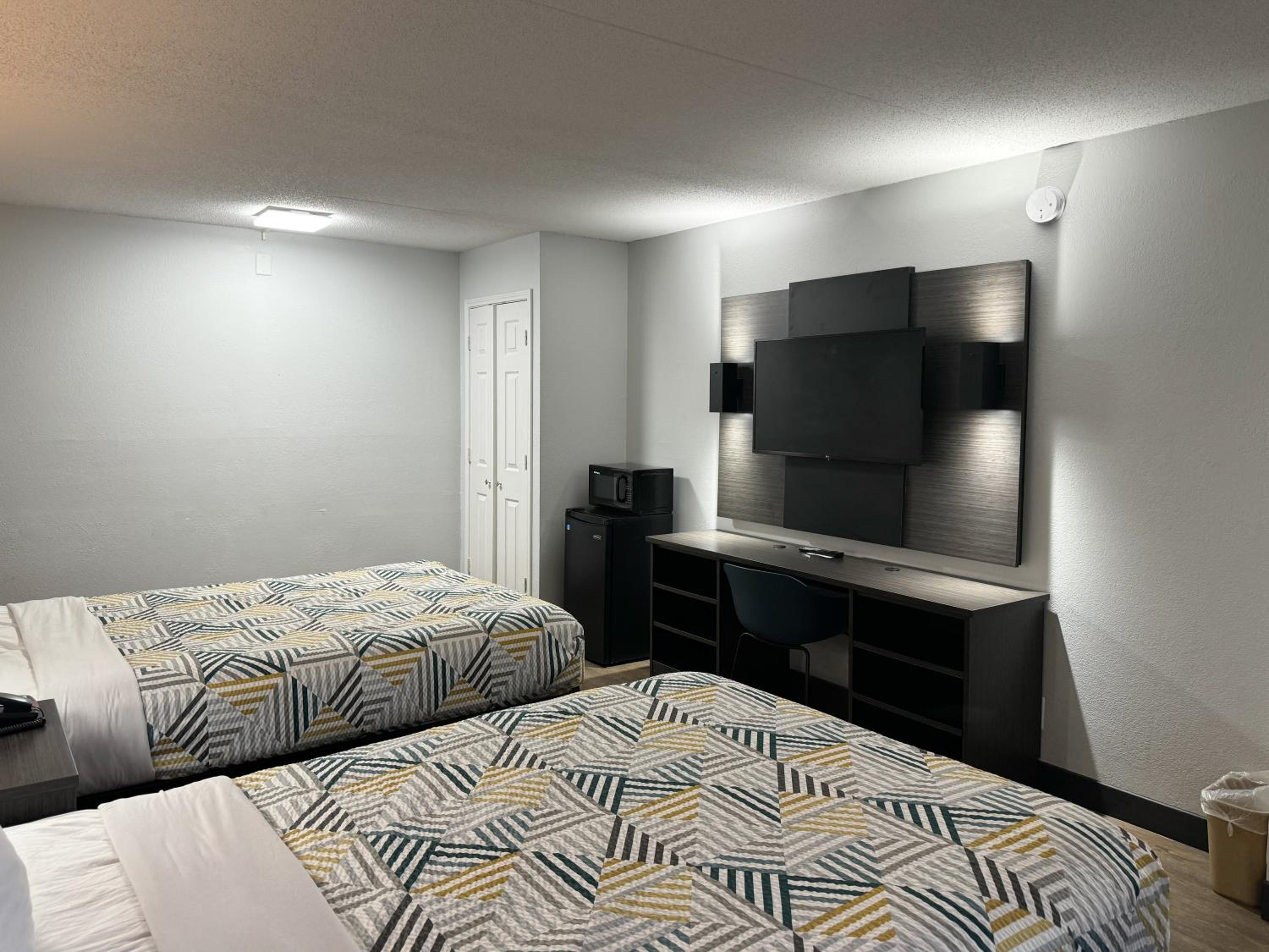 Quadruple Room - Smoking - Photo 2