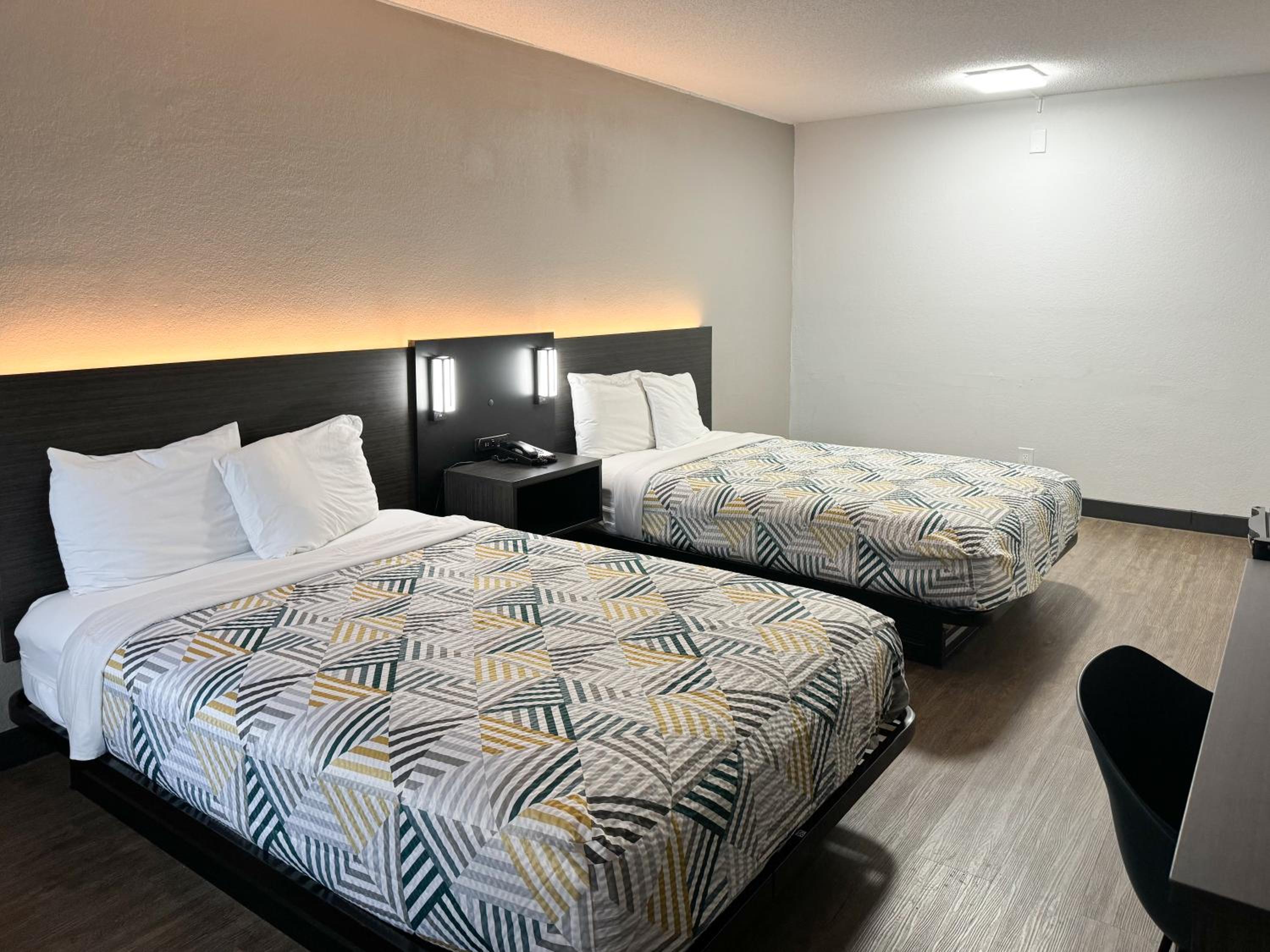 Quadruple Room - Smoking - Photo 4
