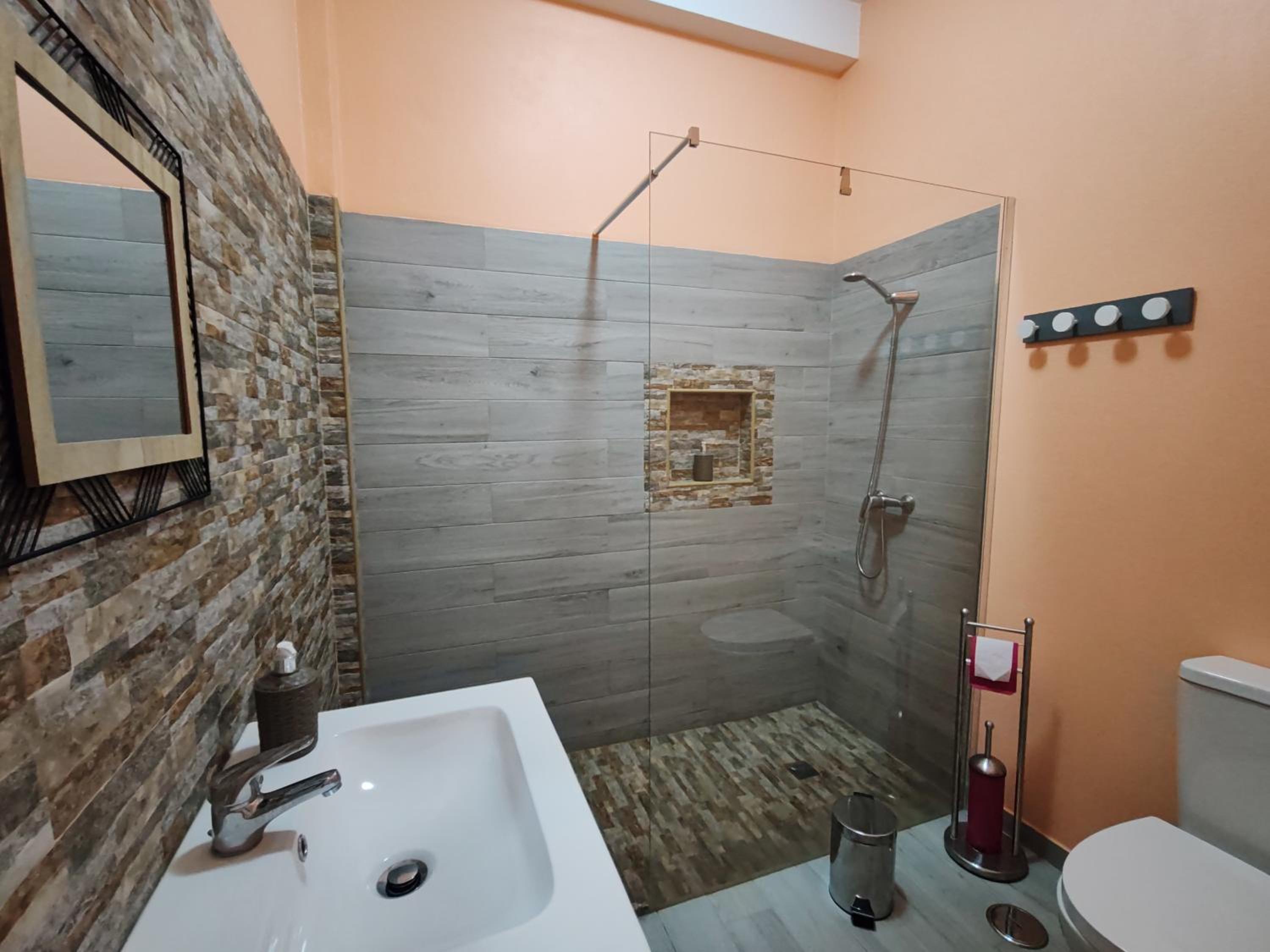 Double Room with Pool View - Photo 12