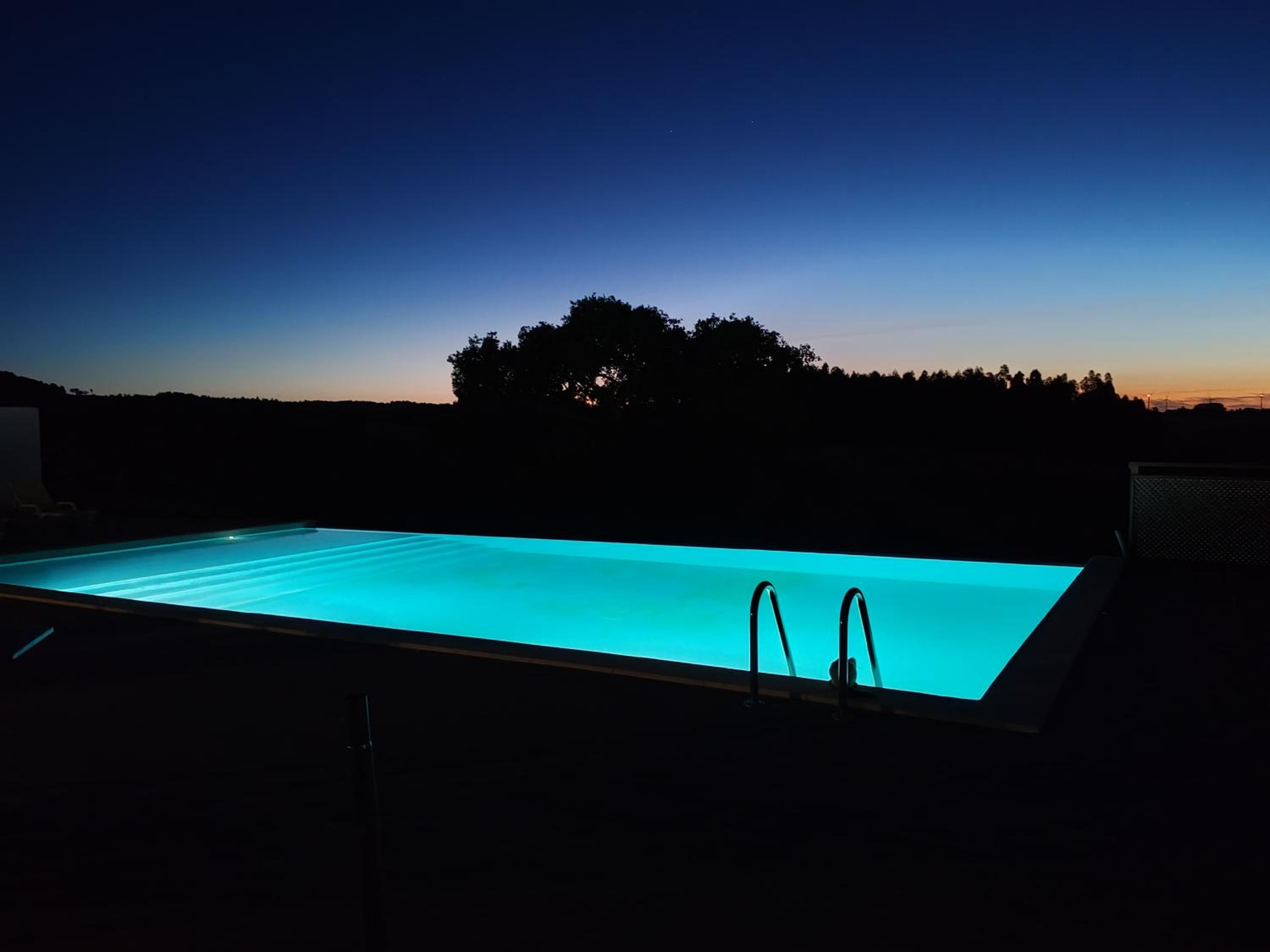 Double Room with Pool View - Photo 4