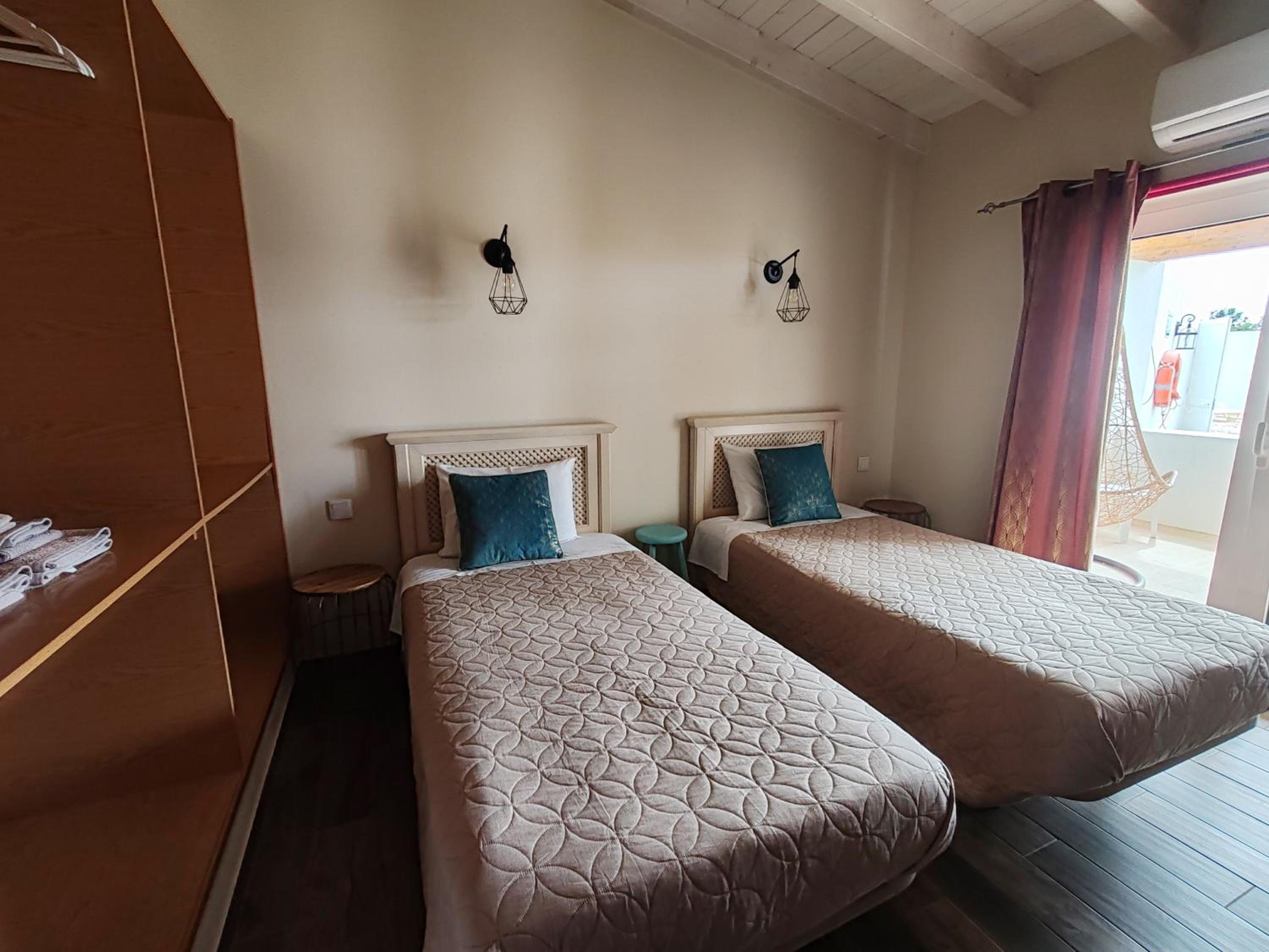 Twin Room with Pool View - Photo 5