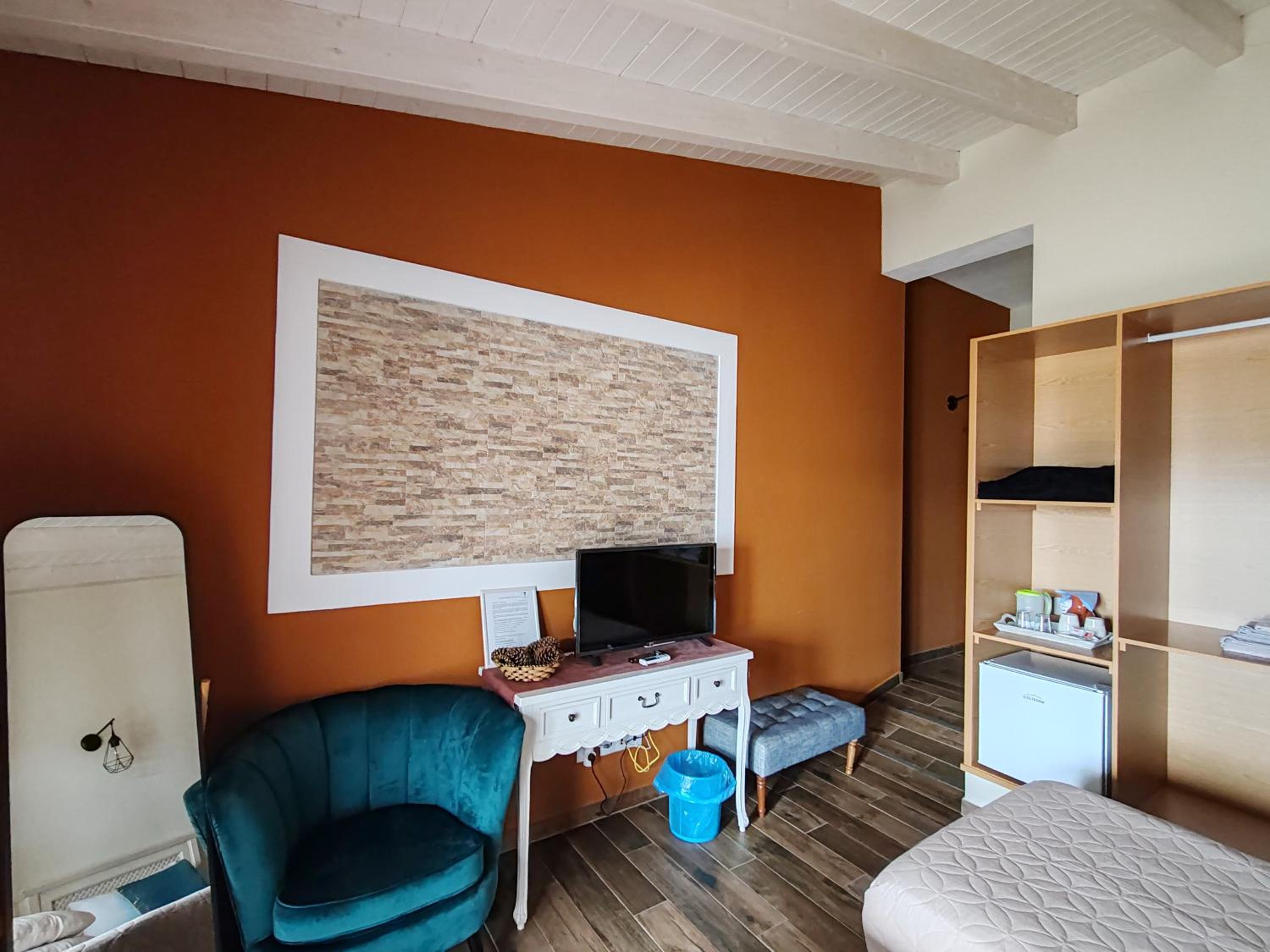 Twin Room with Pool View - Photo 3