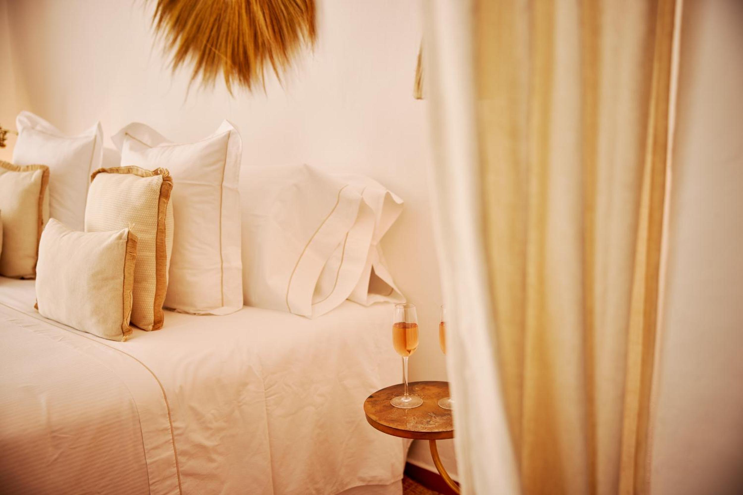 Deluxe Queen Suite - Photo 20