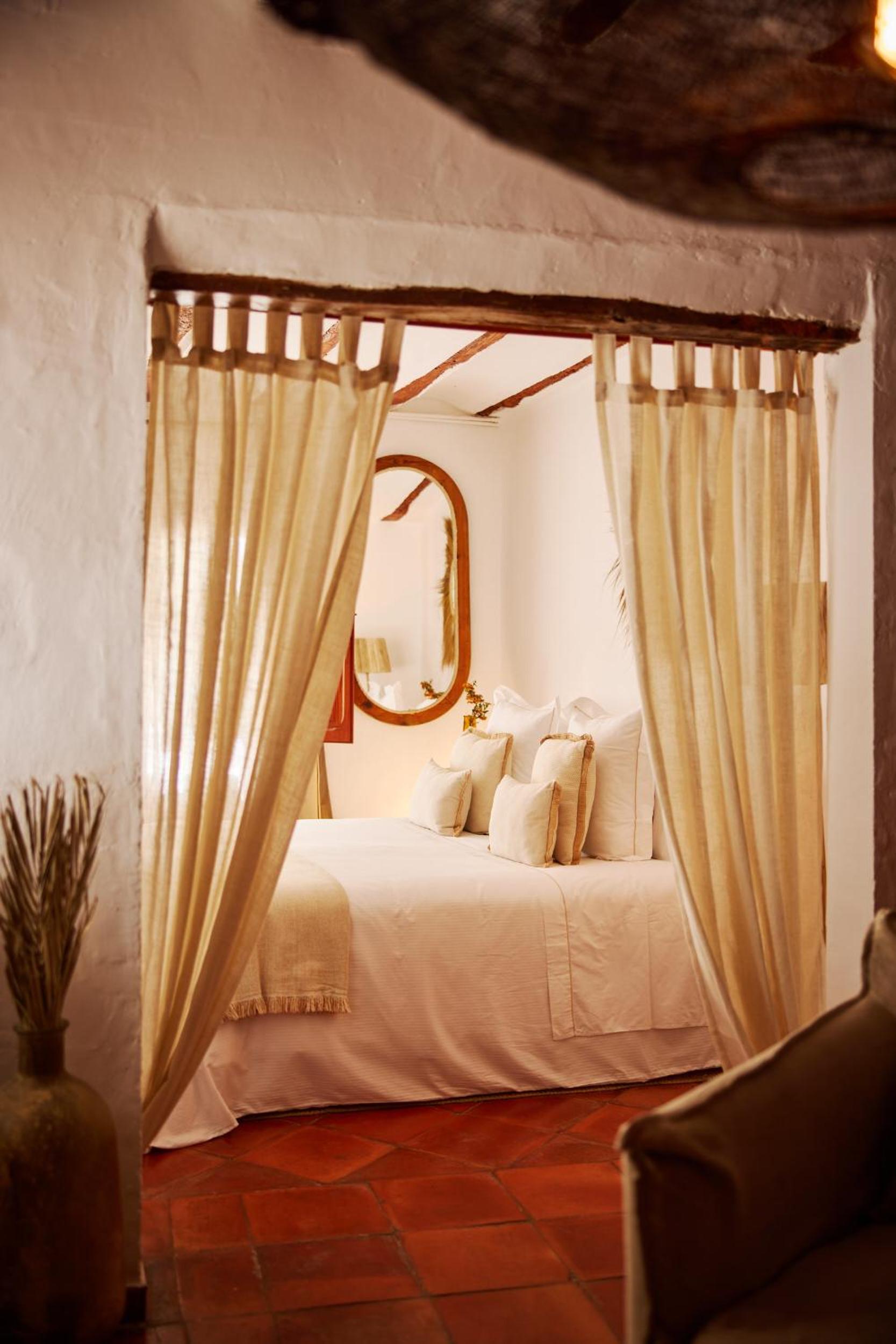 Deluxe Queen Suite - Photo 23