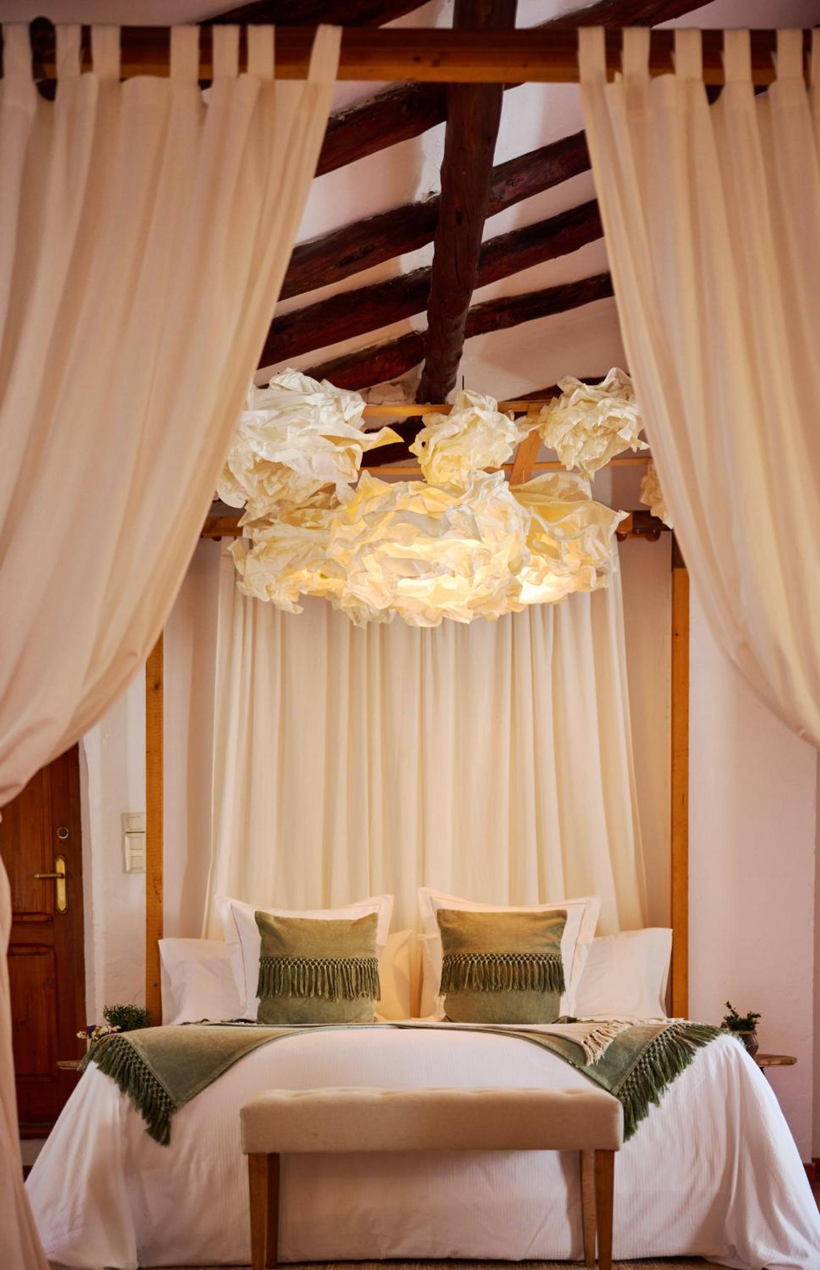 Deluxe Queen Suite - Photo 2