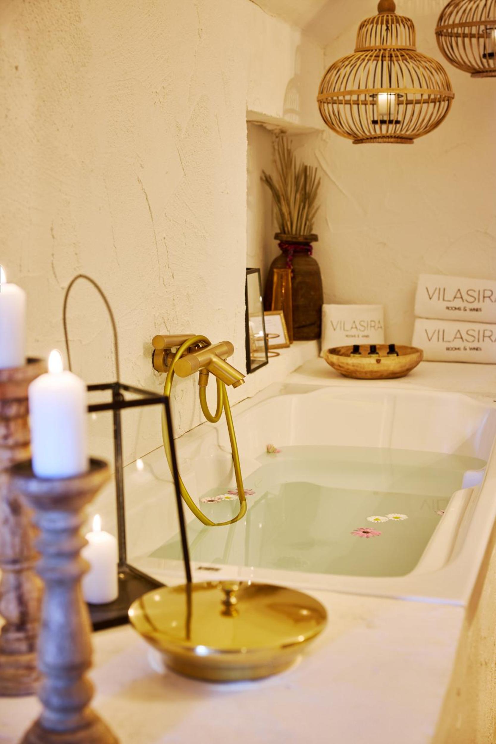 Deluxe Queen Suite - Photo 13
