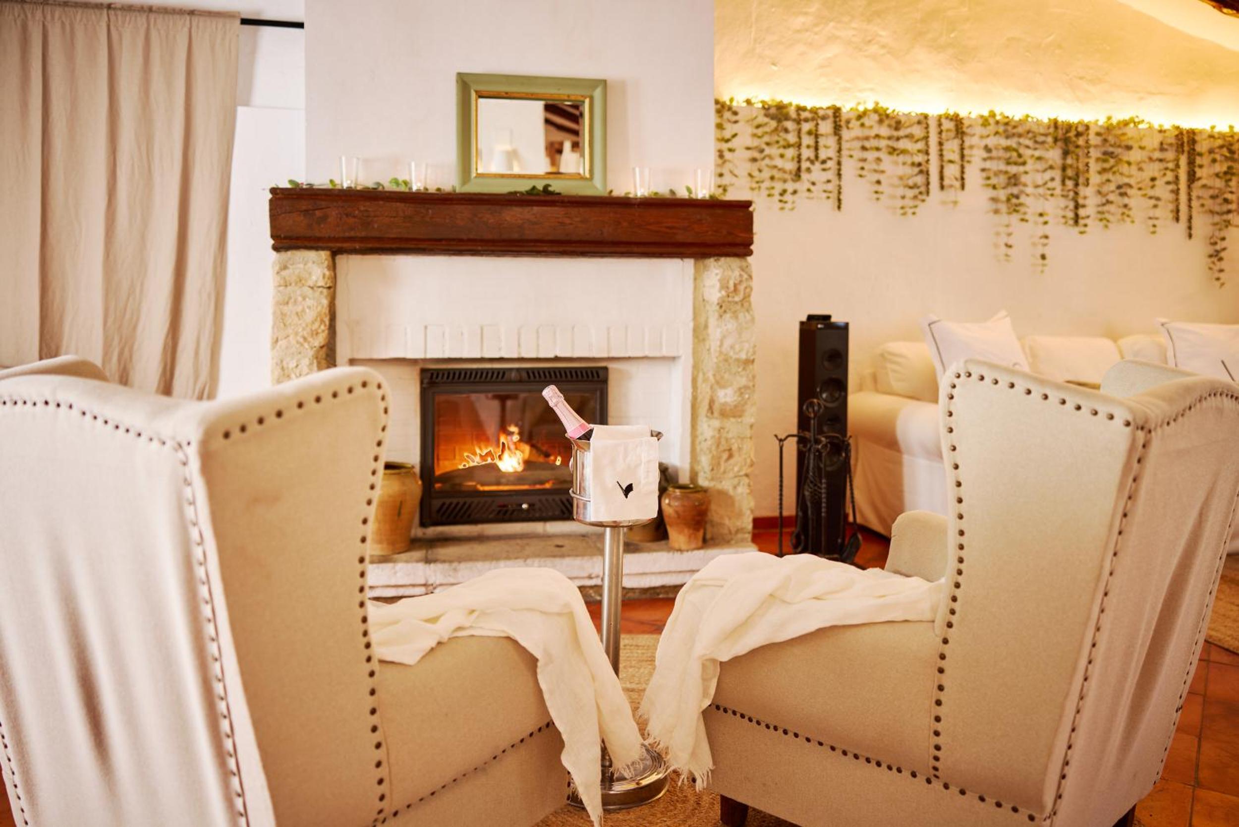 Deluxe Queen Suite - Photo 22