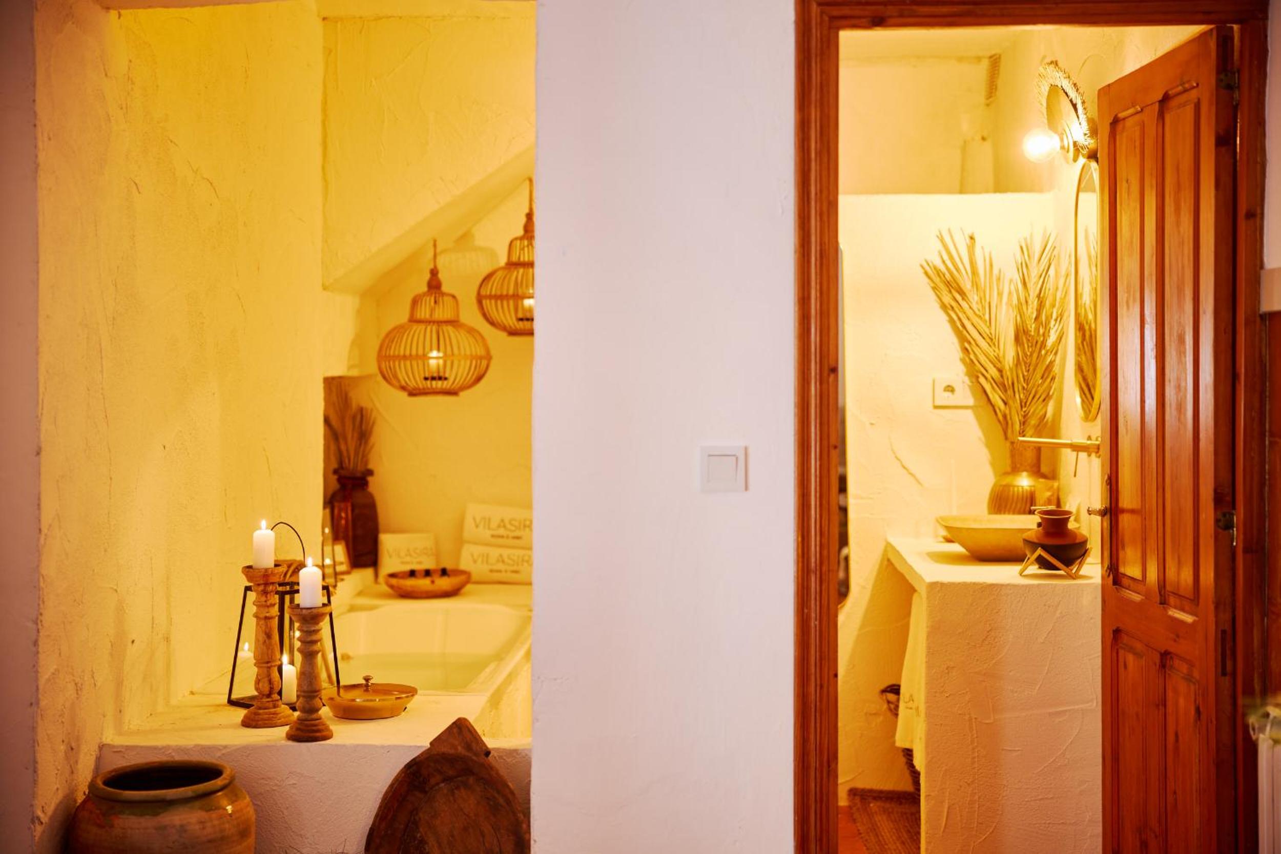 Deluxe Queen Suite - Photo 29