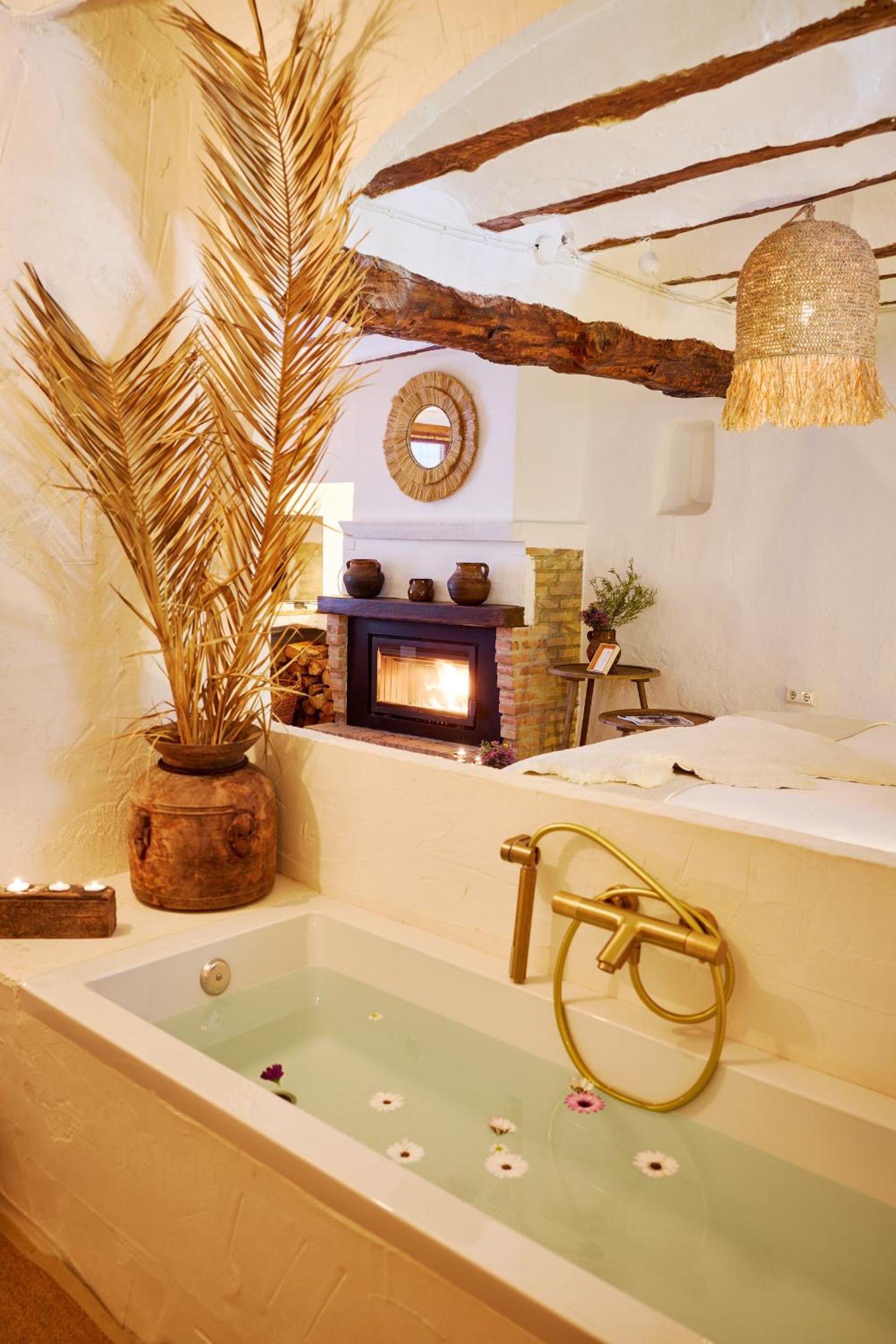 Deluxe Queen Suite - Photo 9